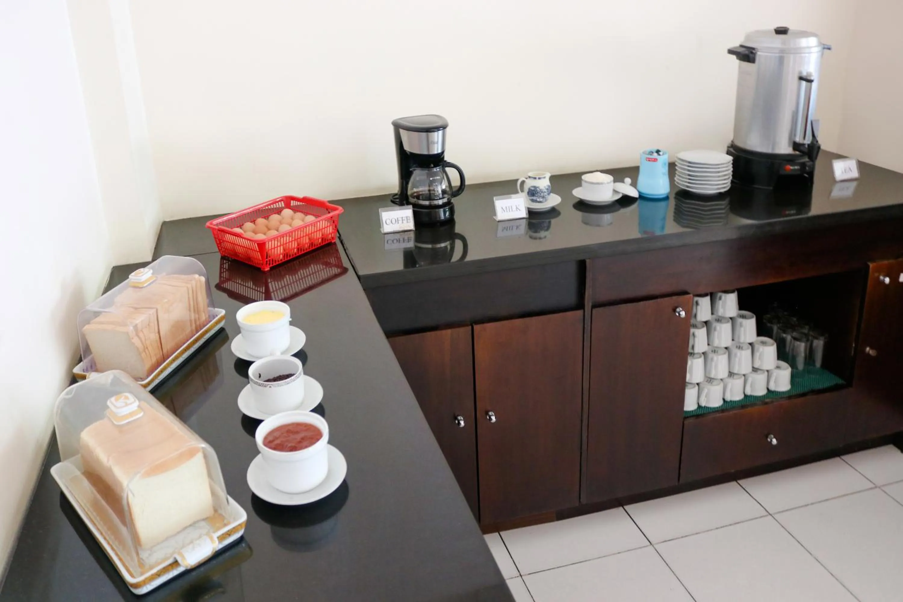 Restaurant/places to eat in LeGreen Suite Ratulangi