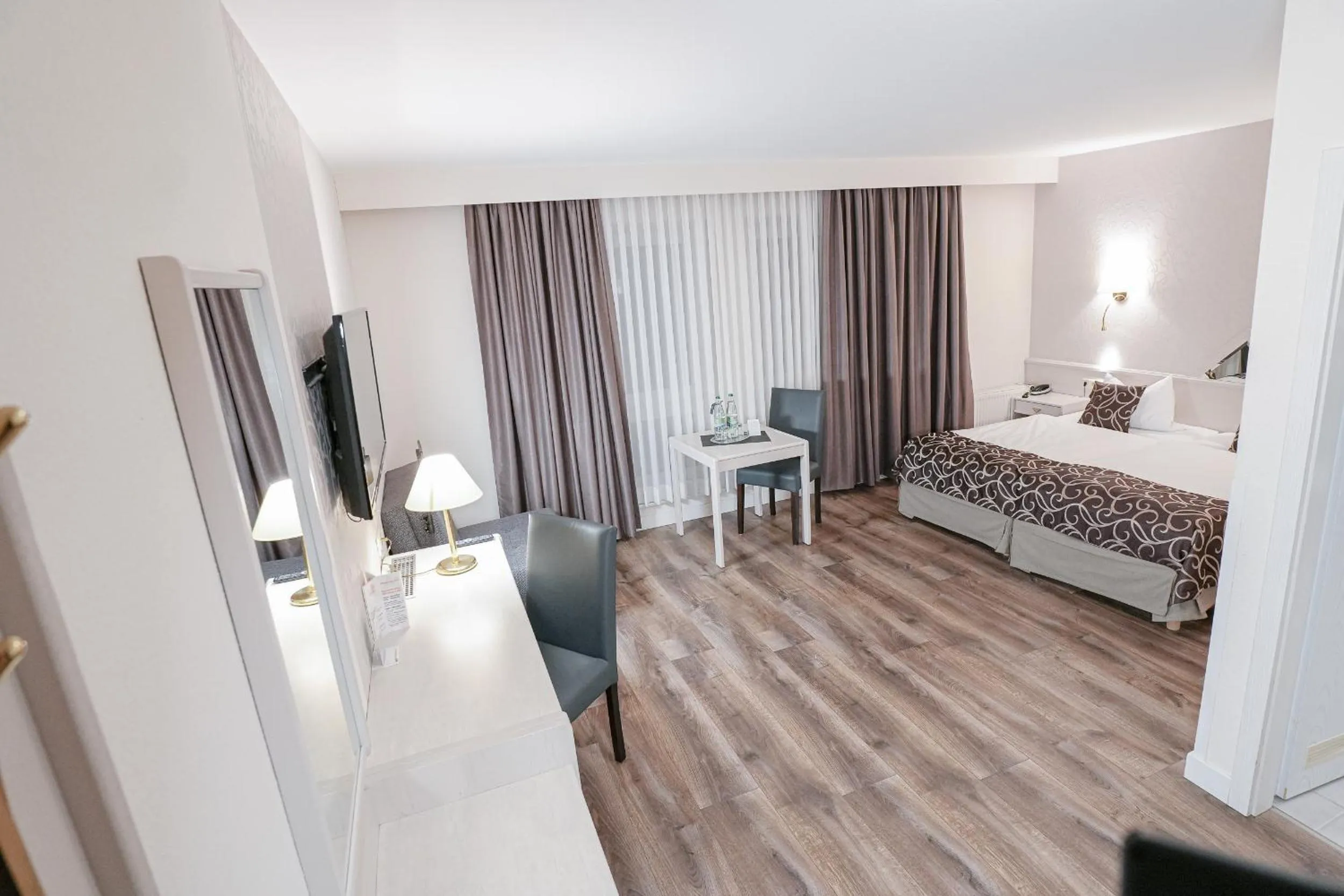 Photo of the whole room, Bed in Hotel Märkischer Hof