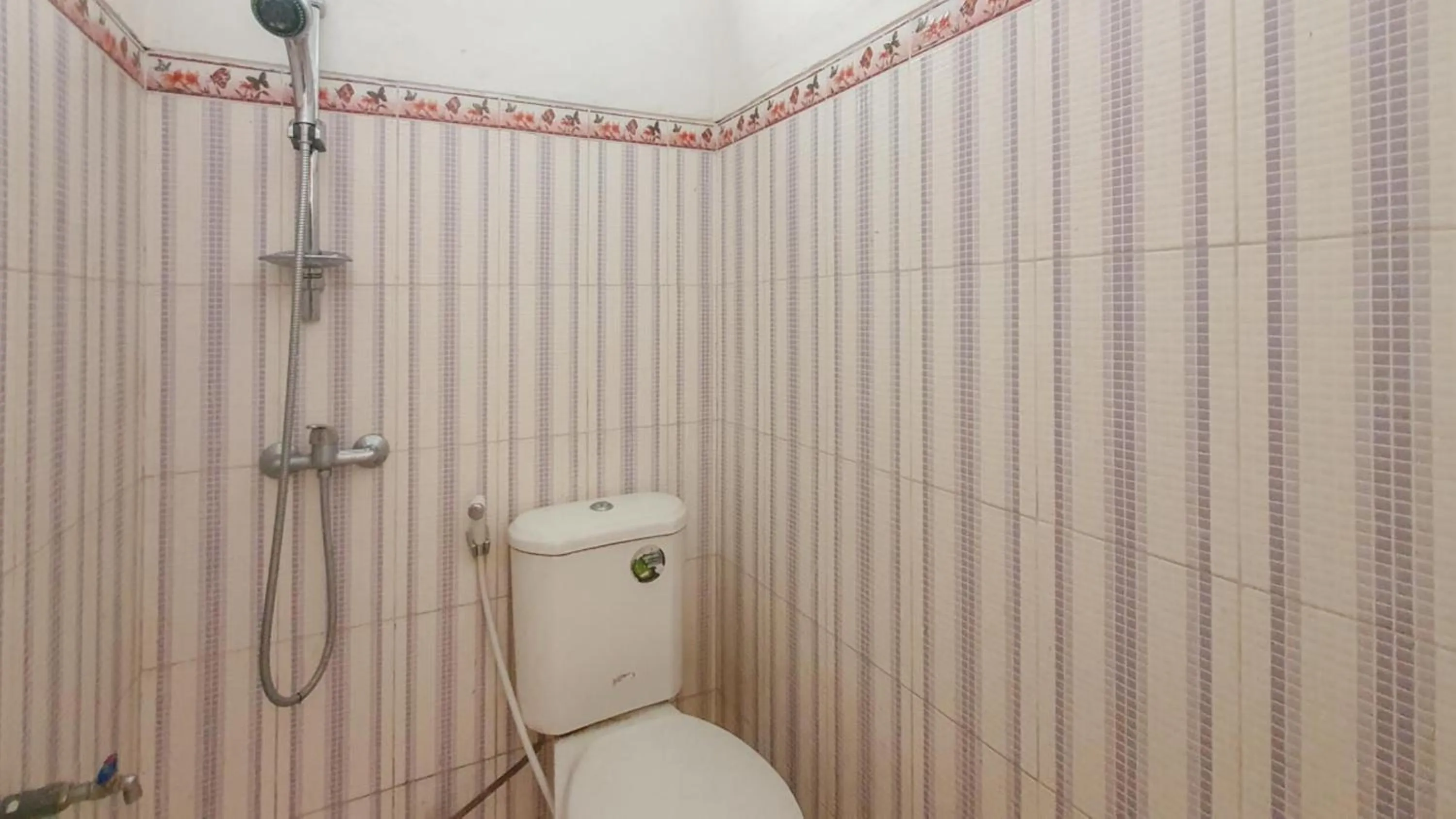 Bathroom in RedDoorz At Pujon Malang