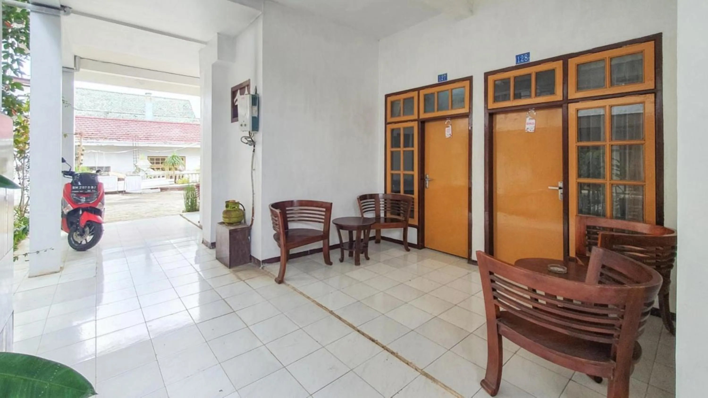 Seating area in RedDoorz At Pujon Malang