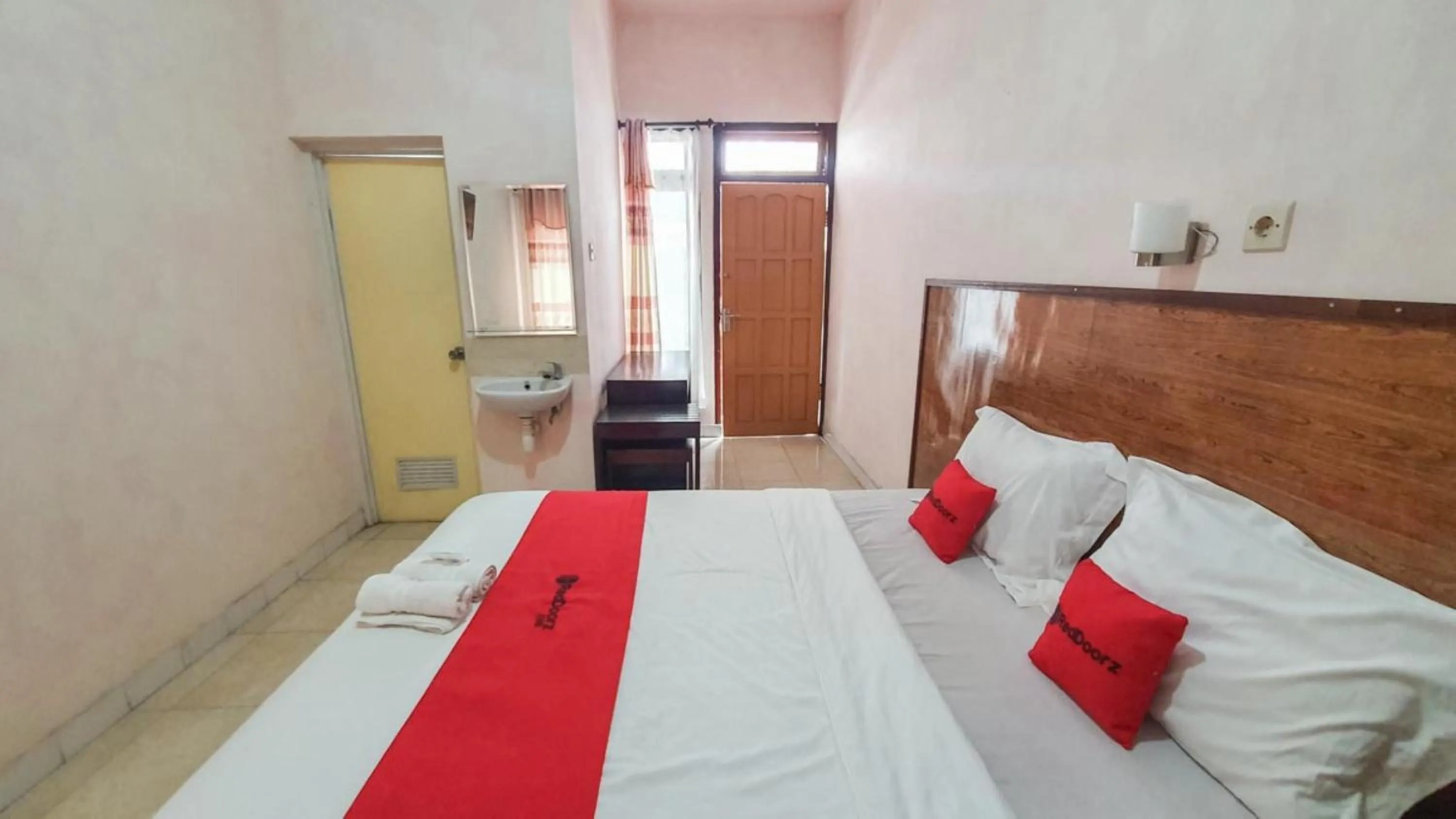 Bedroom, Bed in RedDoorz At Pujon Malang