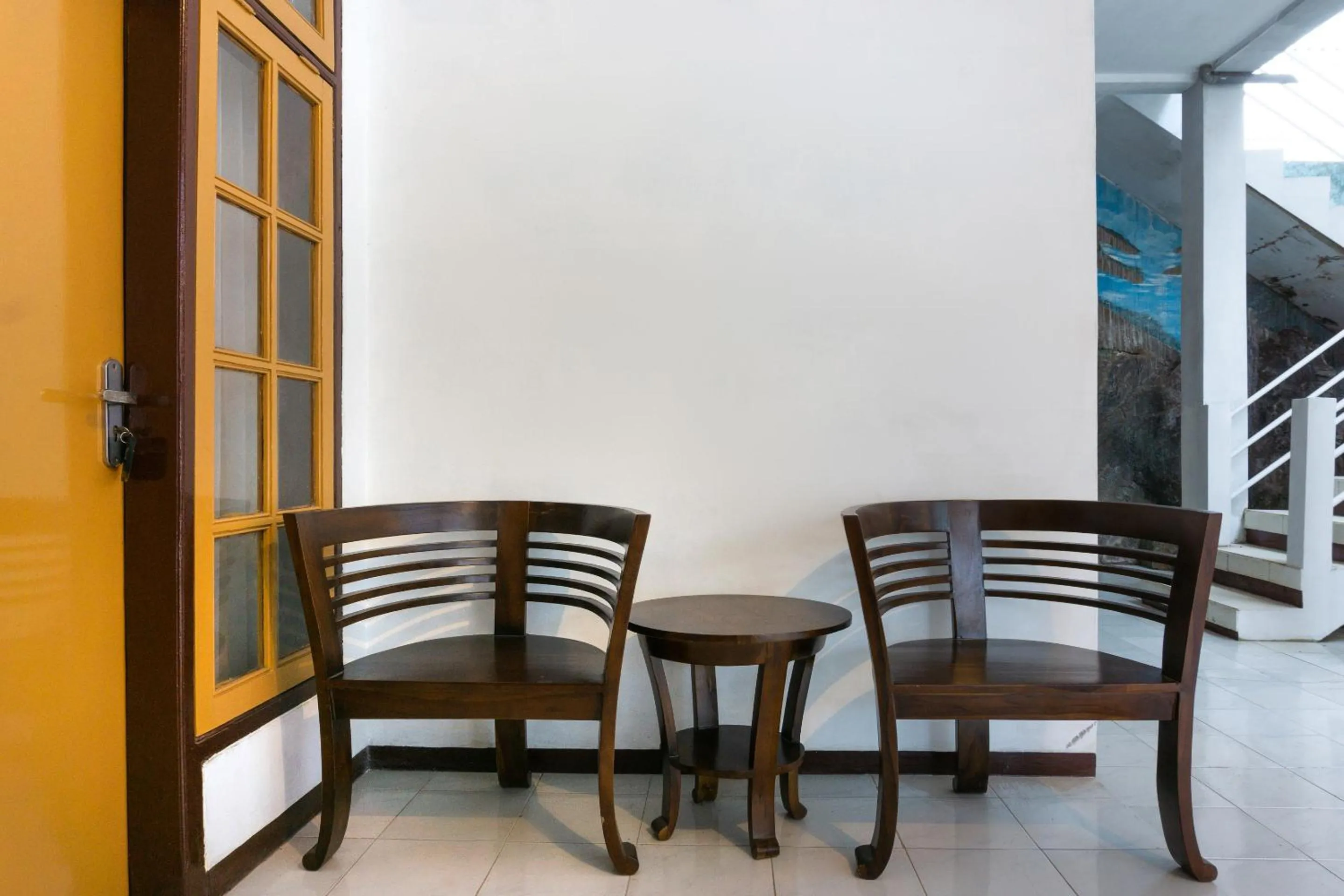 Seating area in RedDoorz At Pujon Malang