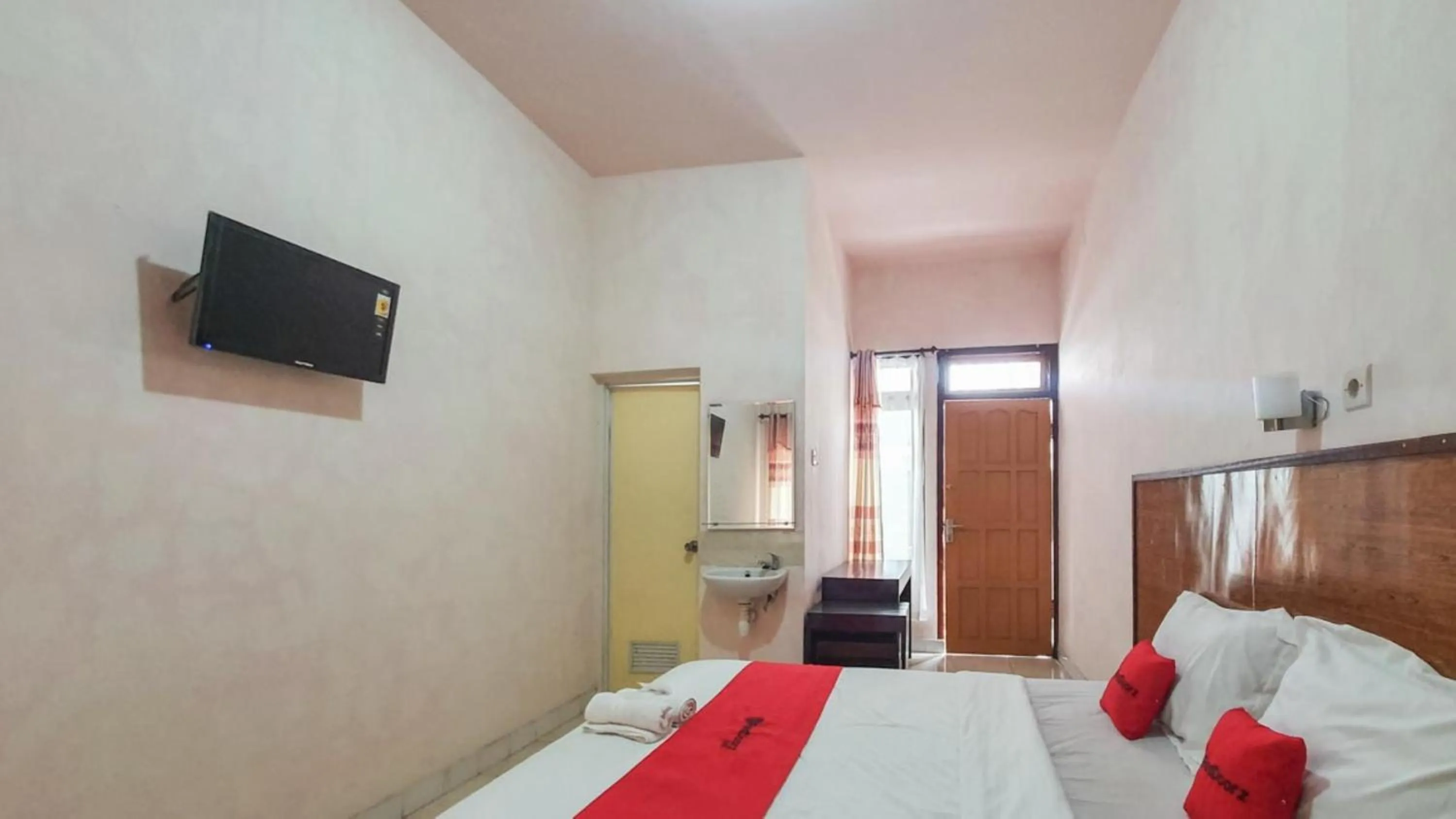 Bedroom, Bed in RedDoorz At Pujon Malang