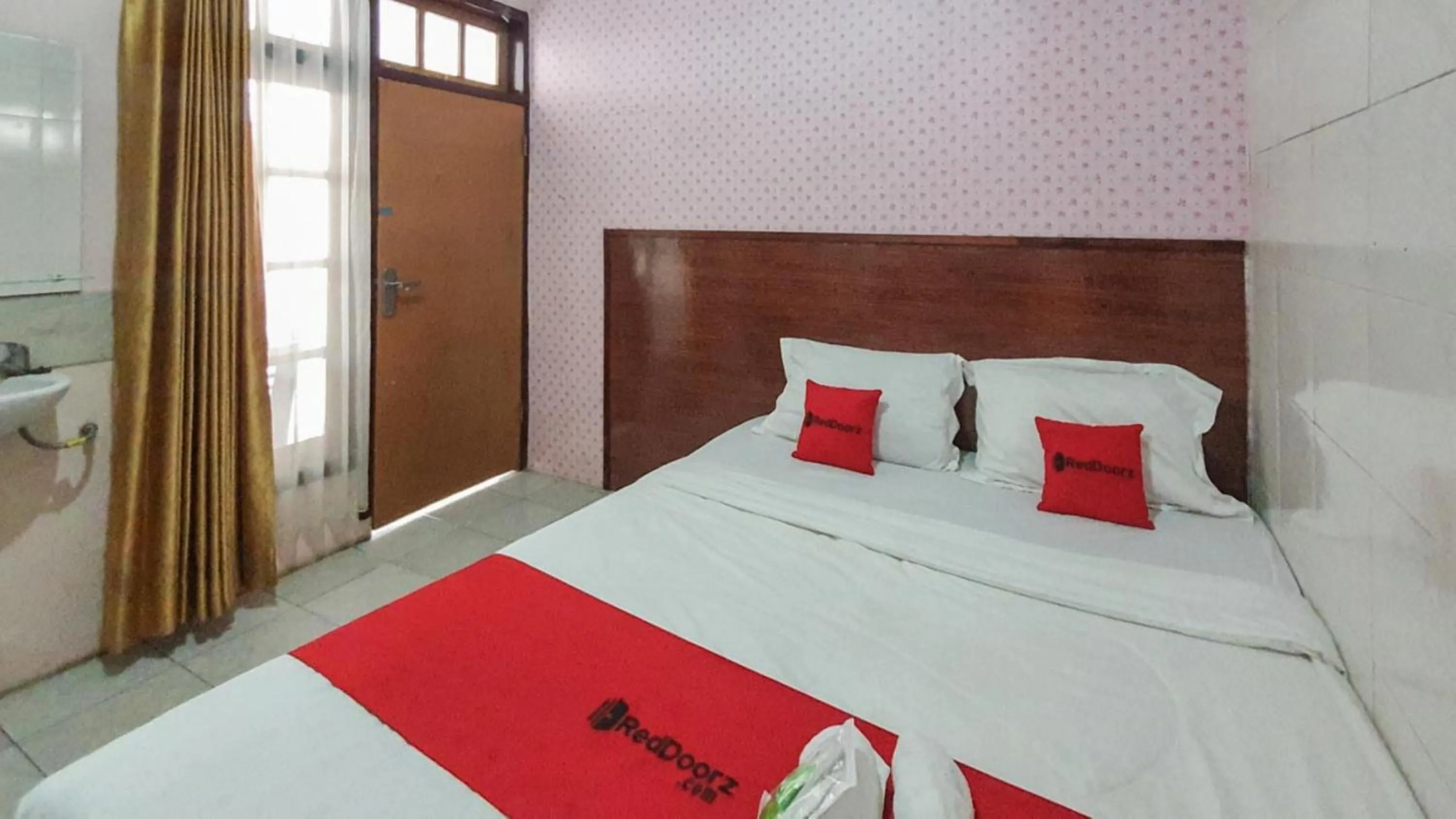 Bedroom, Bed in RedDoorz At Pujon Malang