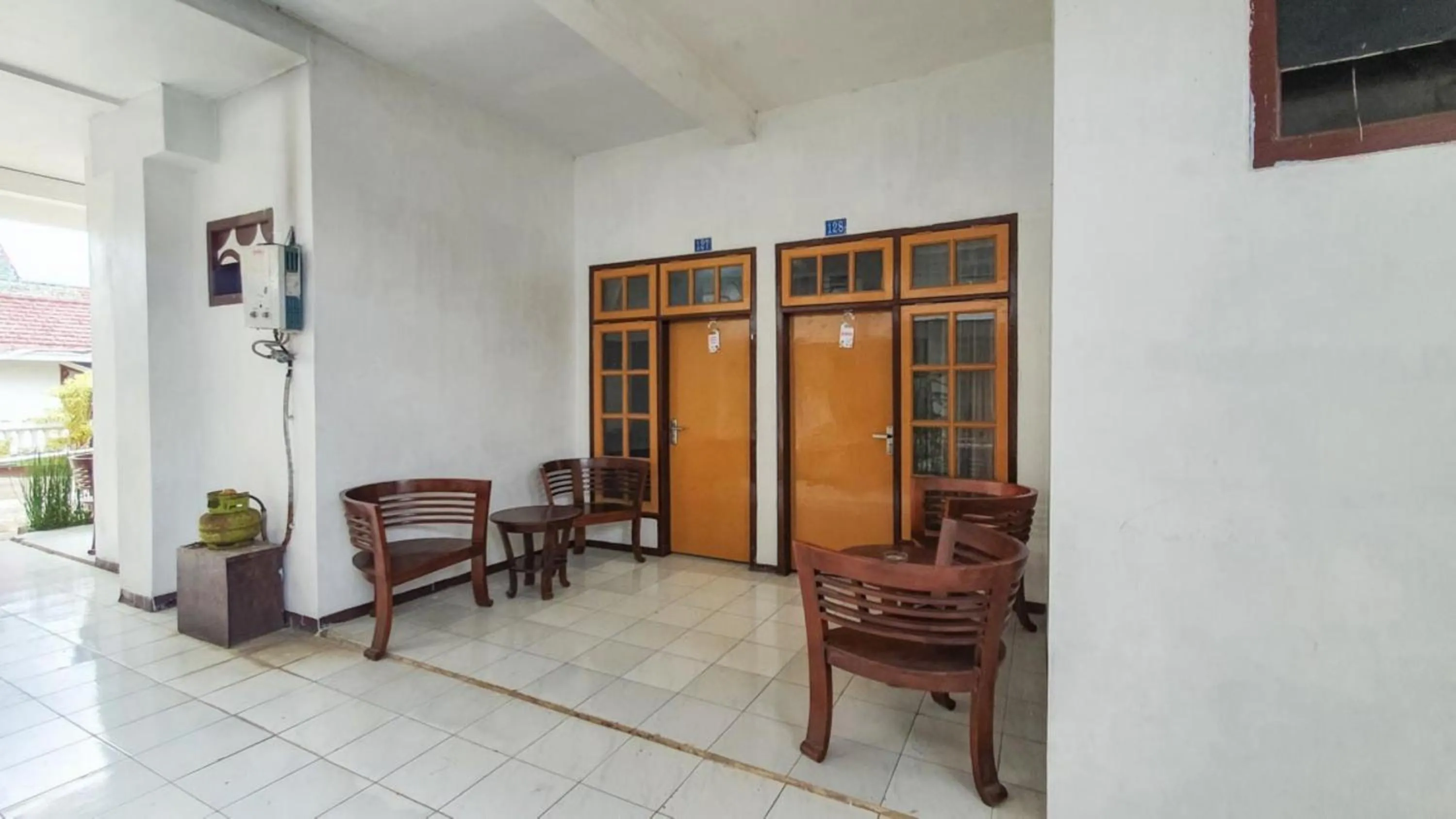 Seating area in RedDoorz At Pujon Malang