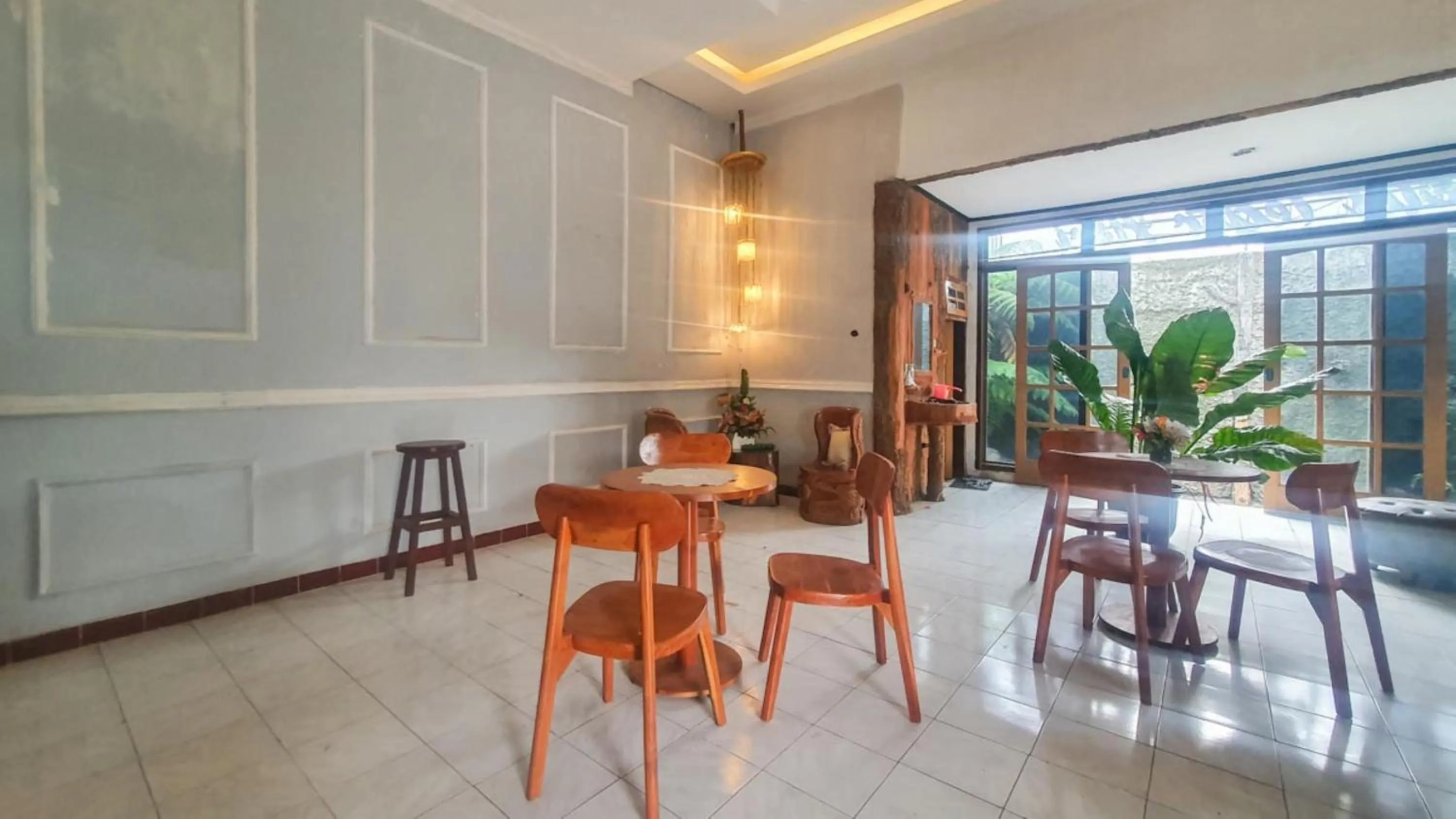 Seating area in RedDoorz At Pujon Malang