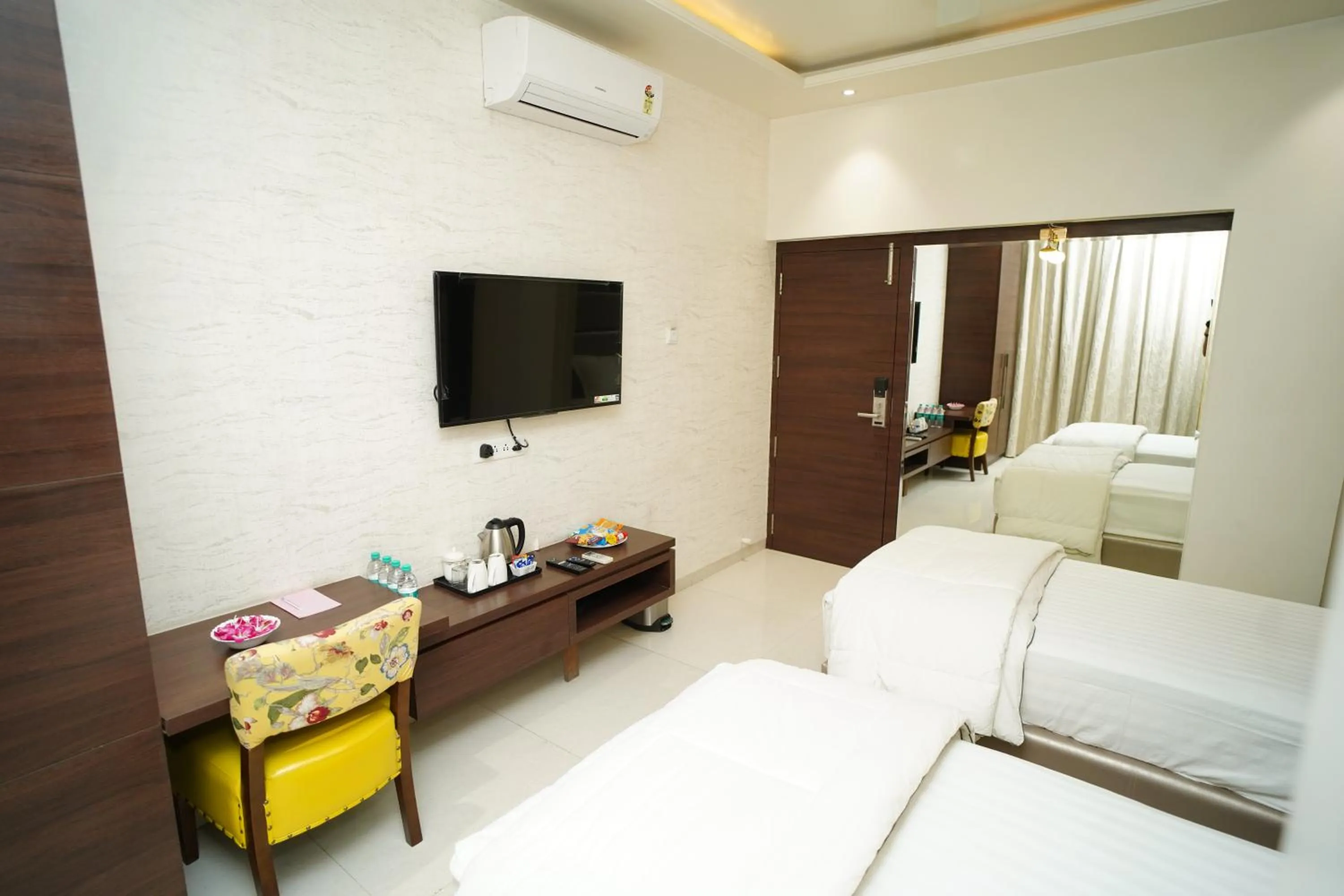 TV and multimedia, Bed in Orange Tree Hotels