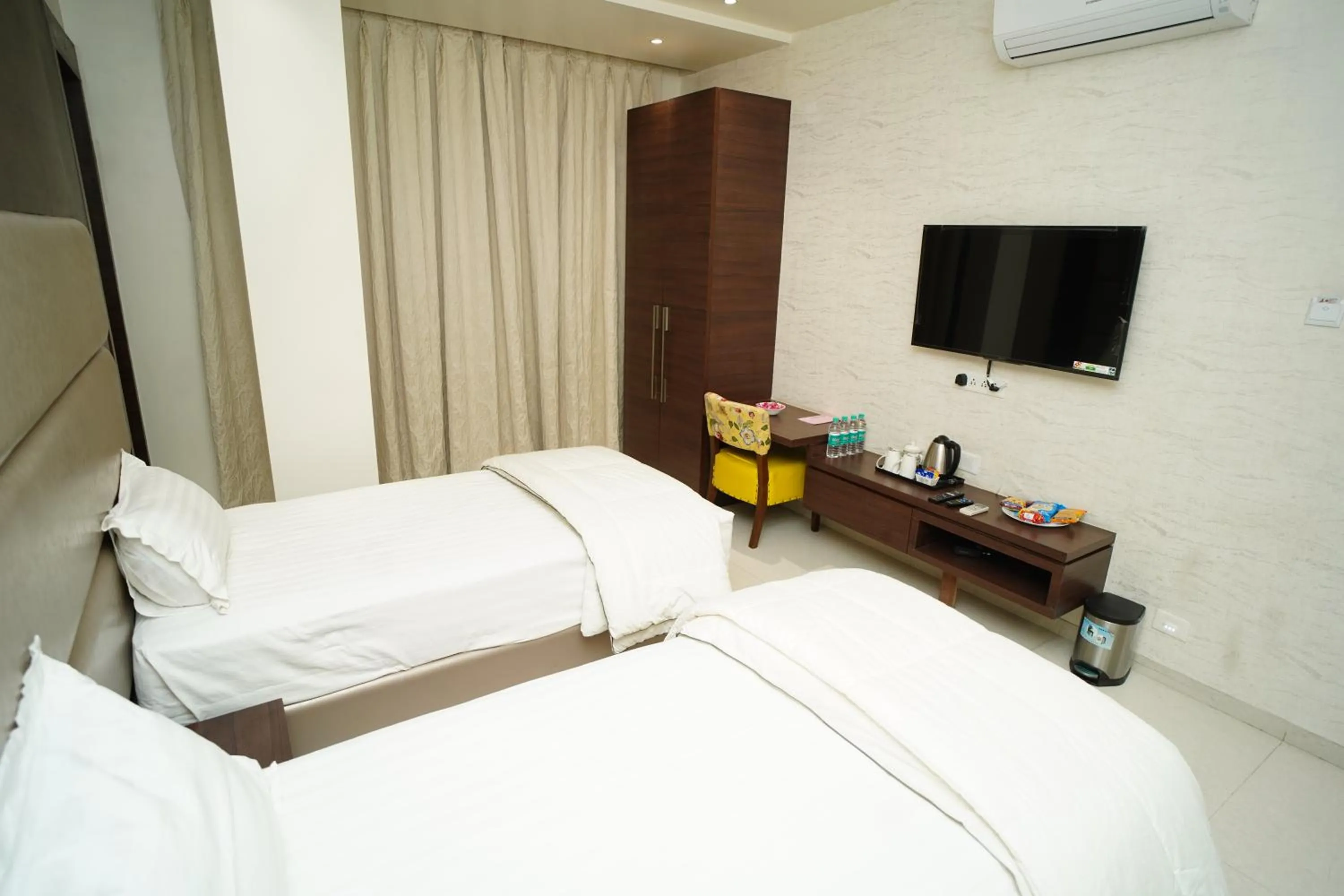 TV and multimedia, Bed in Orange Tree Hotels