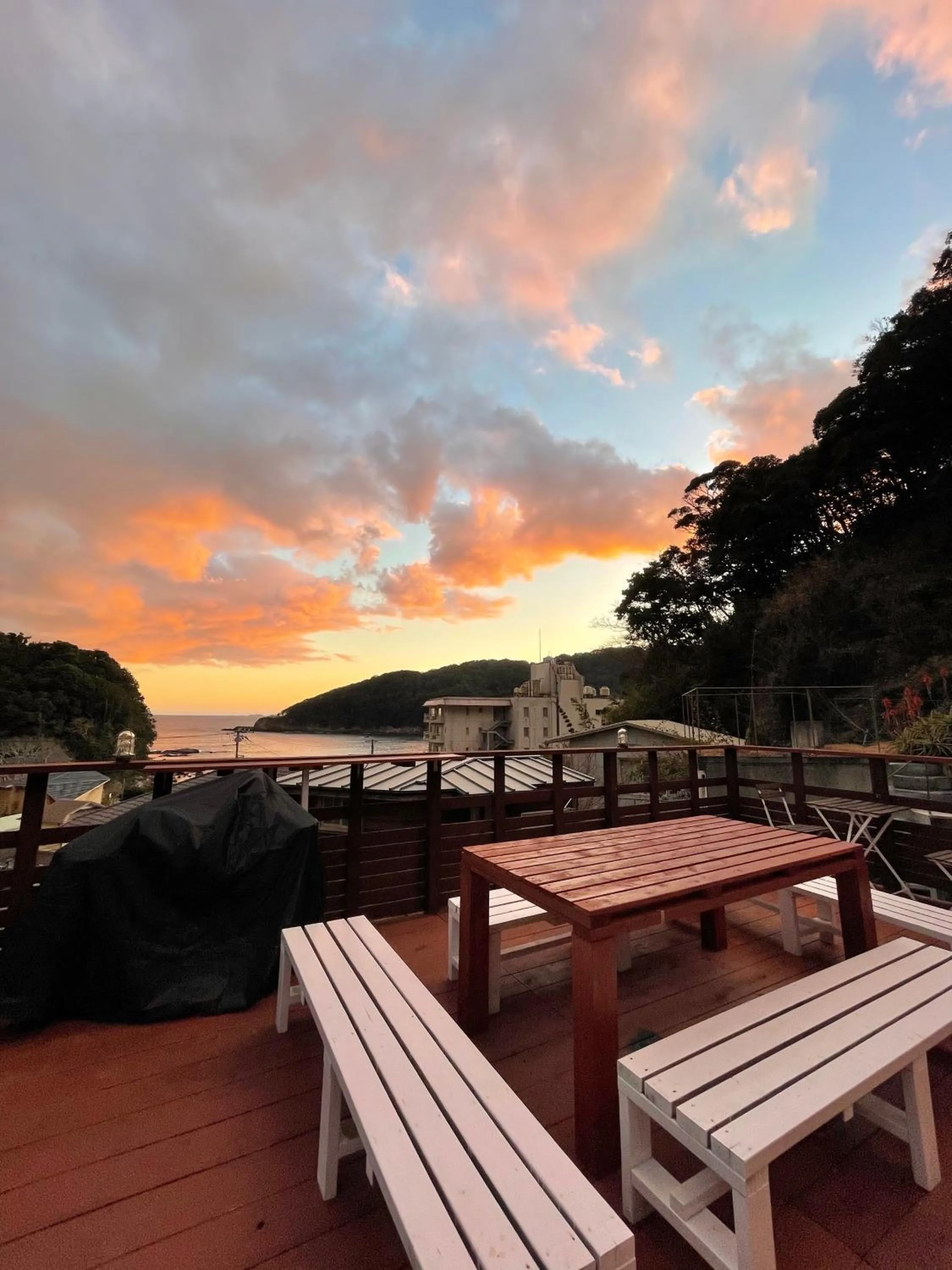 Communal lounge/ TV room in Guesthouse All you need - All rooms have an ocean view!