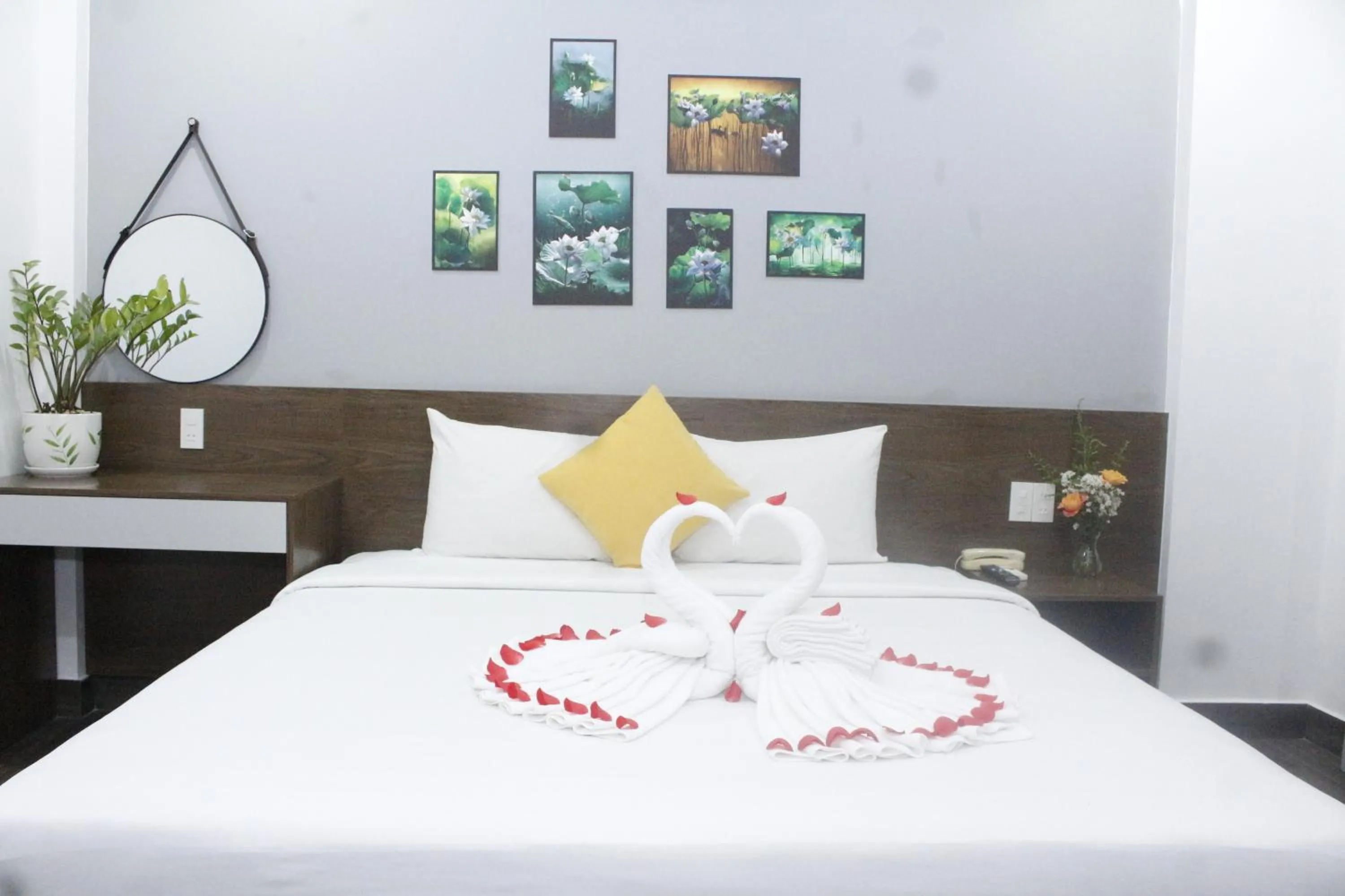 Photo of the whole room, Bed in Hue Royal Hotel