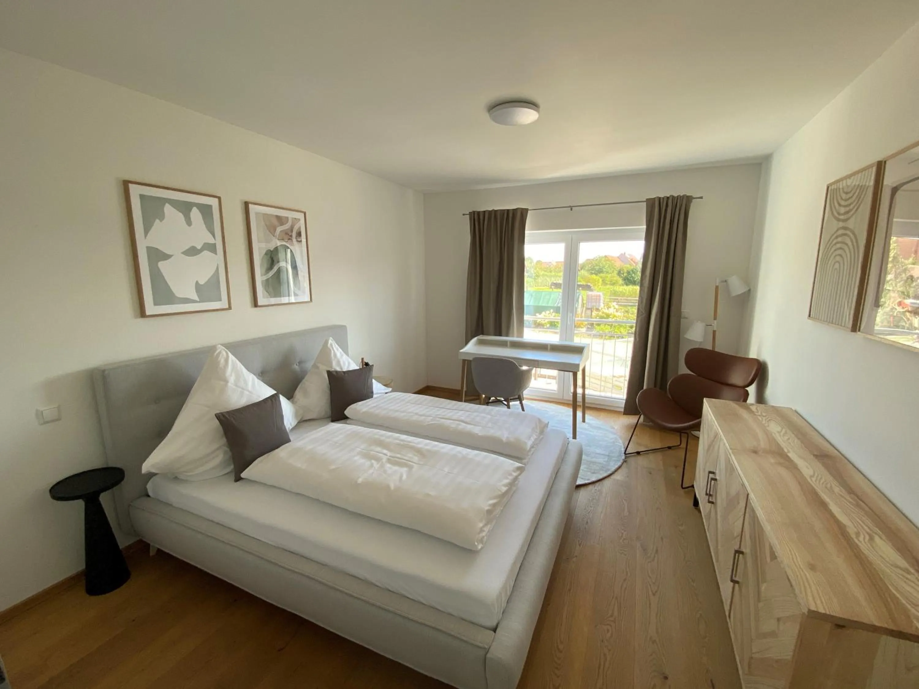 Photo of the whole room, Bed in Schoko-Apartments mit Bad & Küche