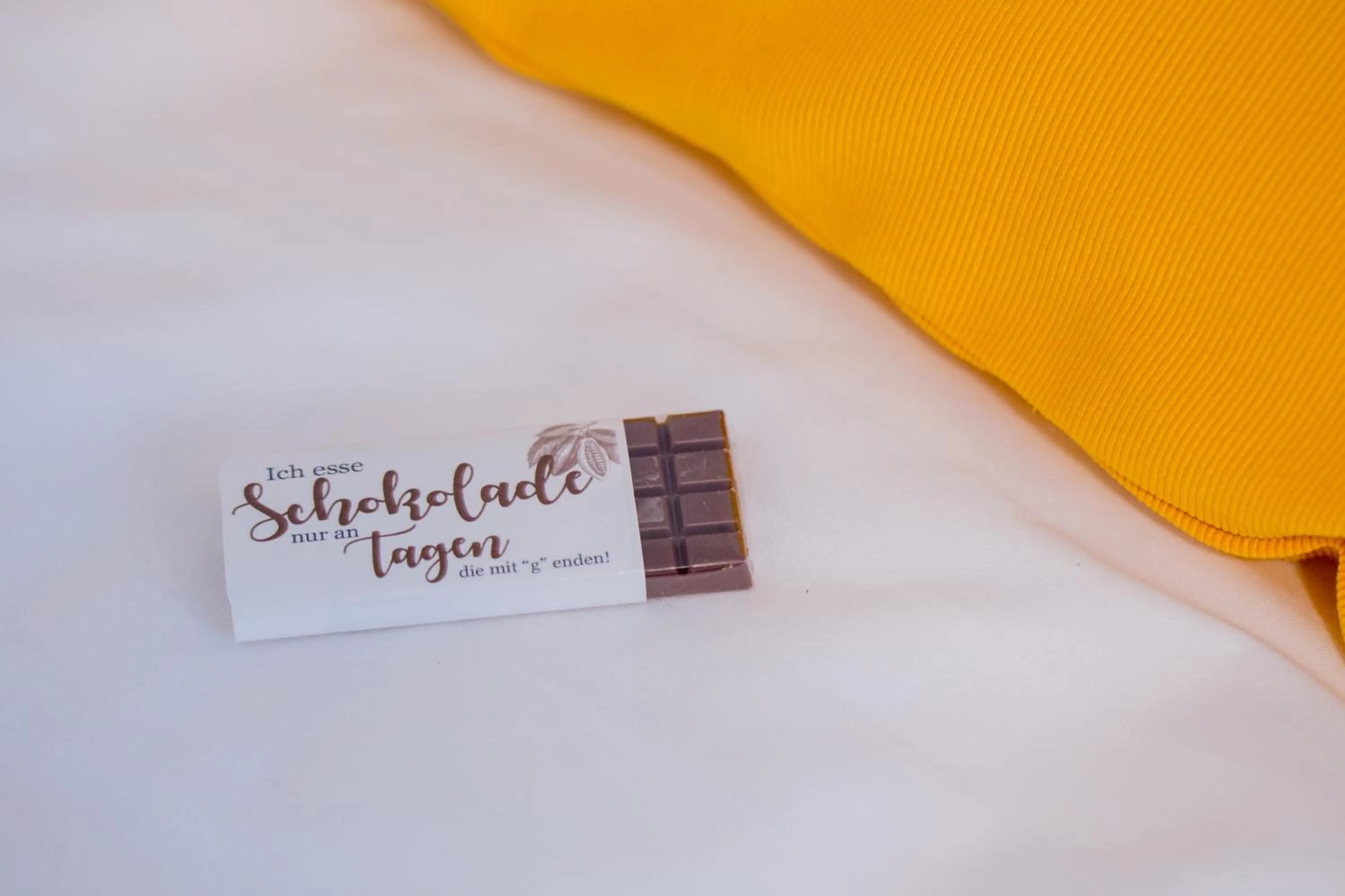 Decorative detail, Bed in Schoko-Apartments mit Bad & Küche