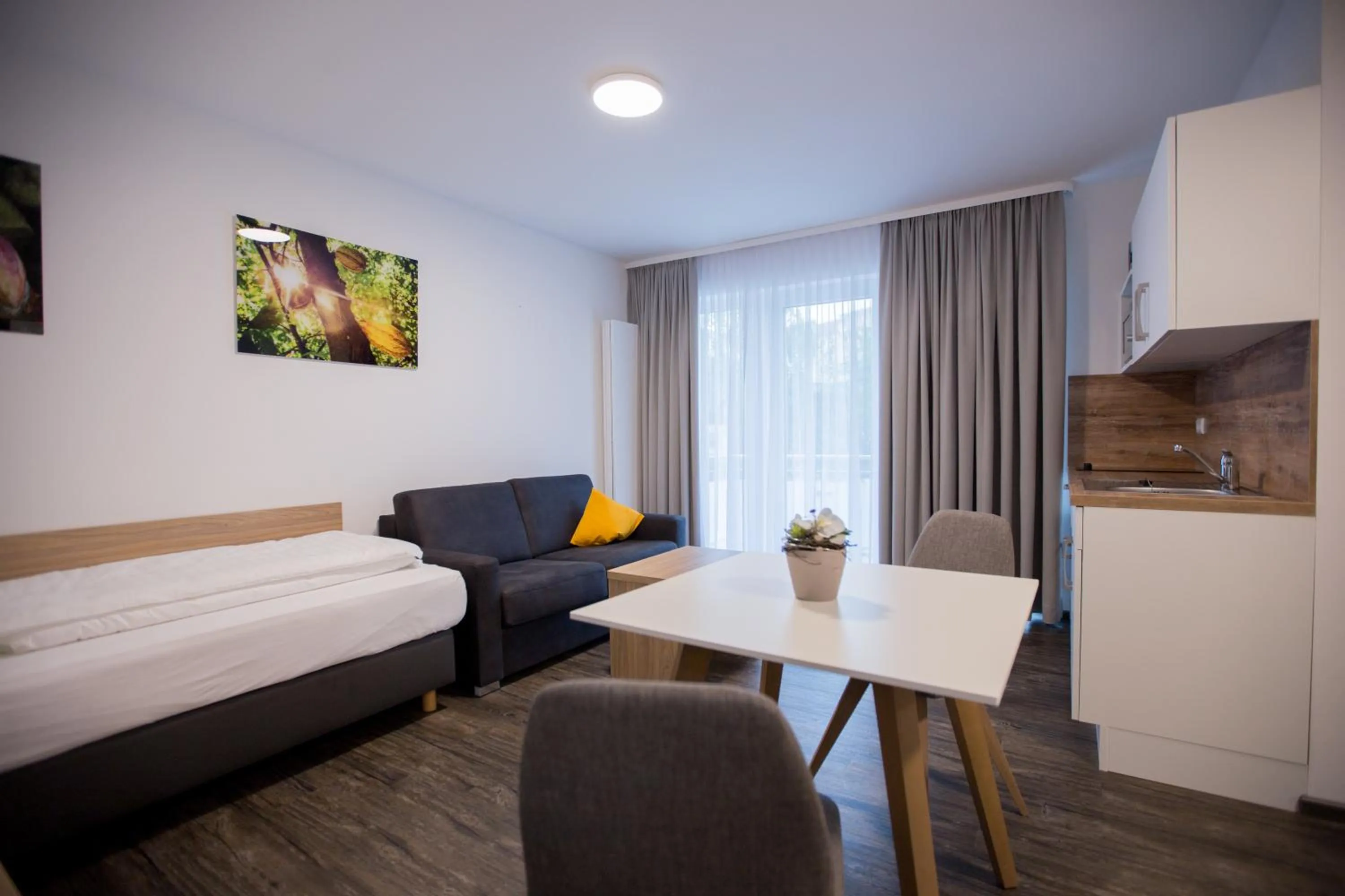 Dining area, Bed in Schoko-Apartments mit Bad & Küche