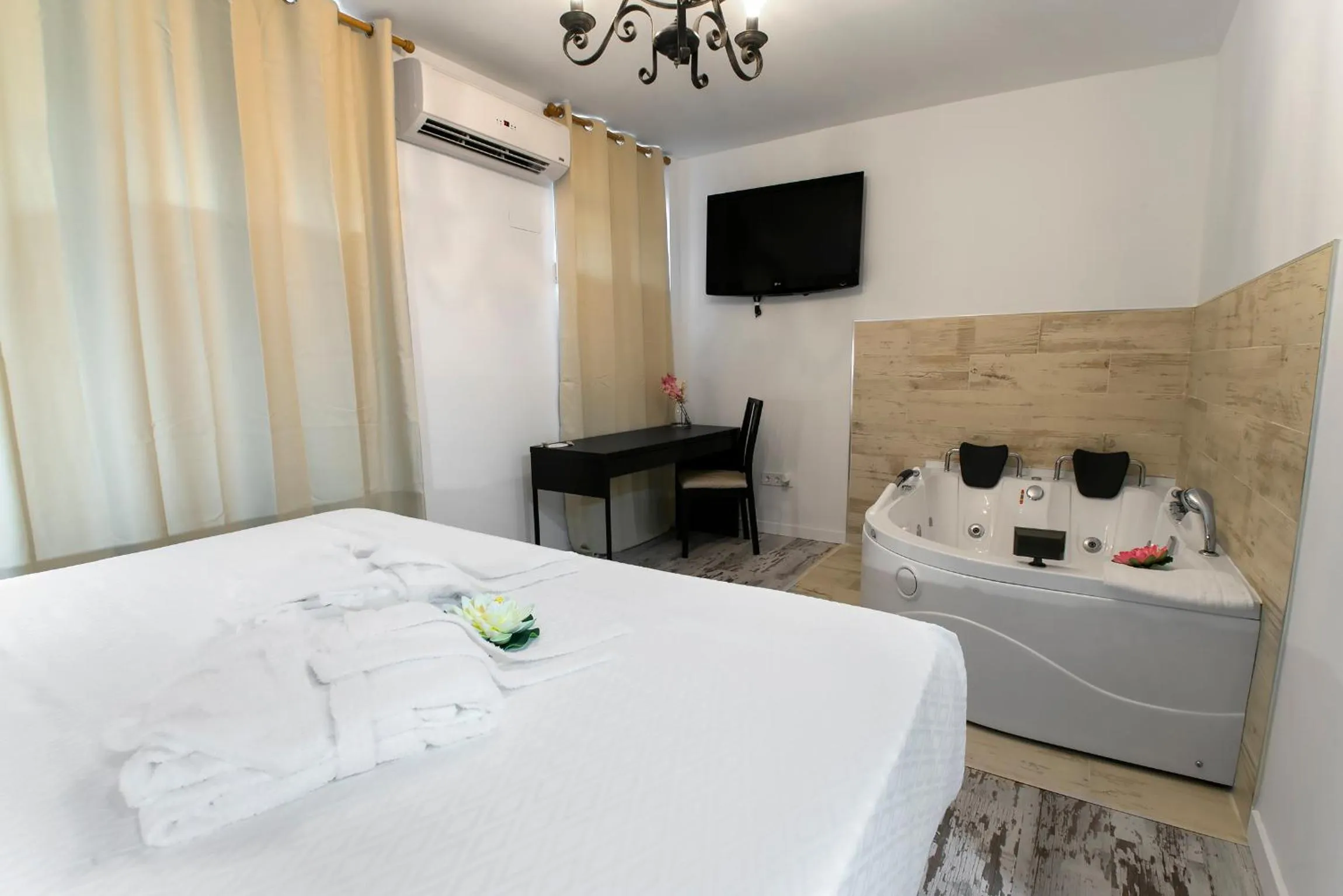 Hot Tub, Bed in Habitaciones Premium Finca la Casona