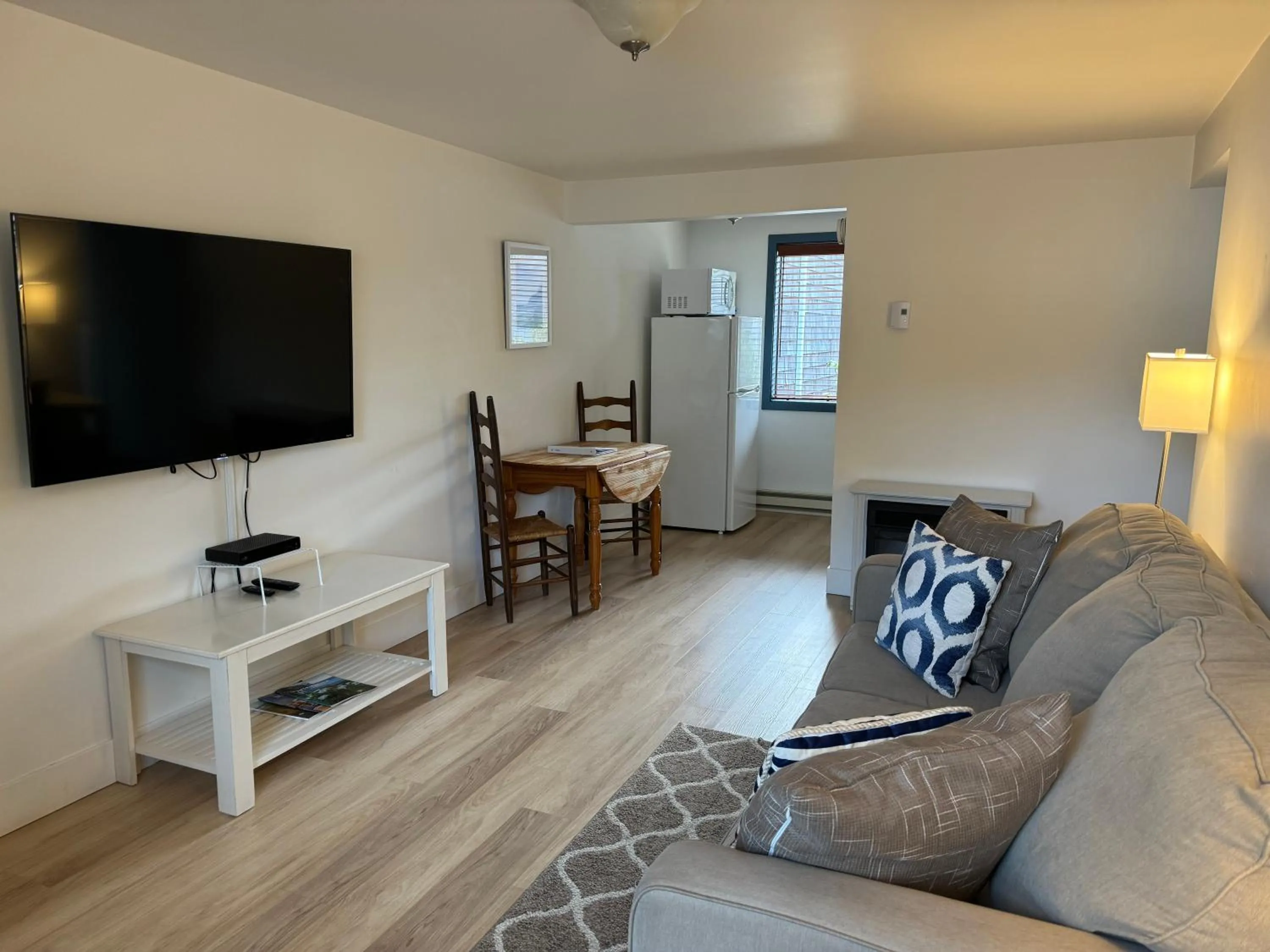 Communal lounge/ TV room in San Dune Inn