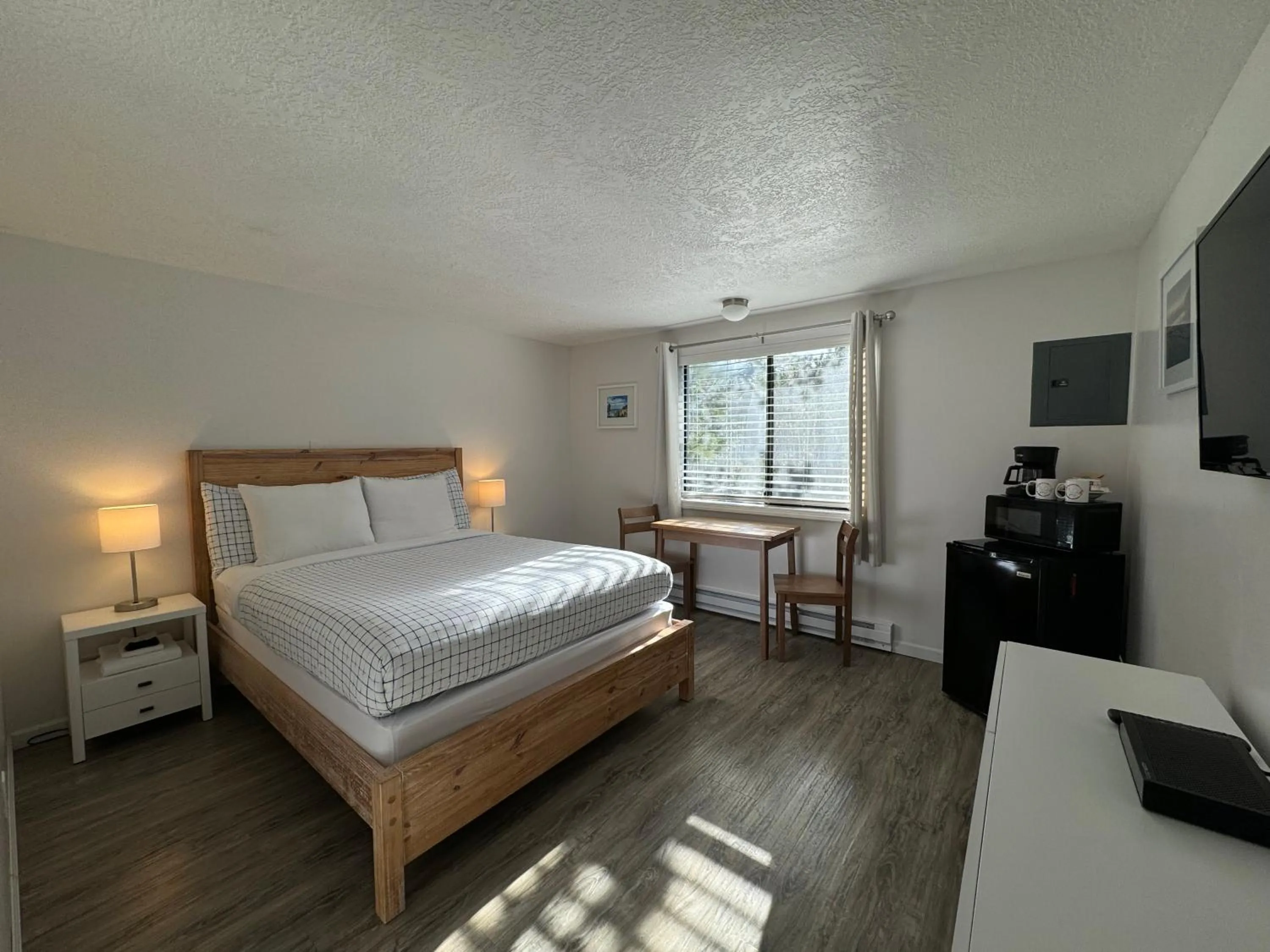 Photo of the whole room, Bed in San Dune Inn