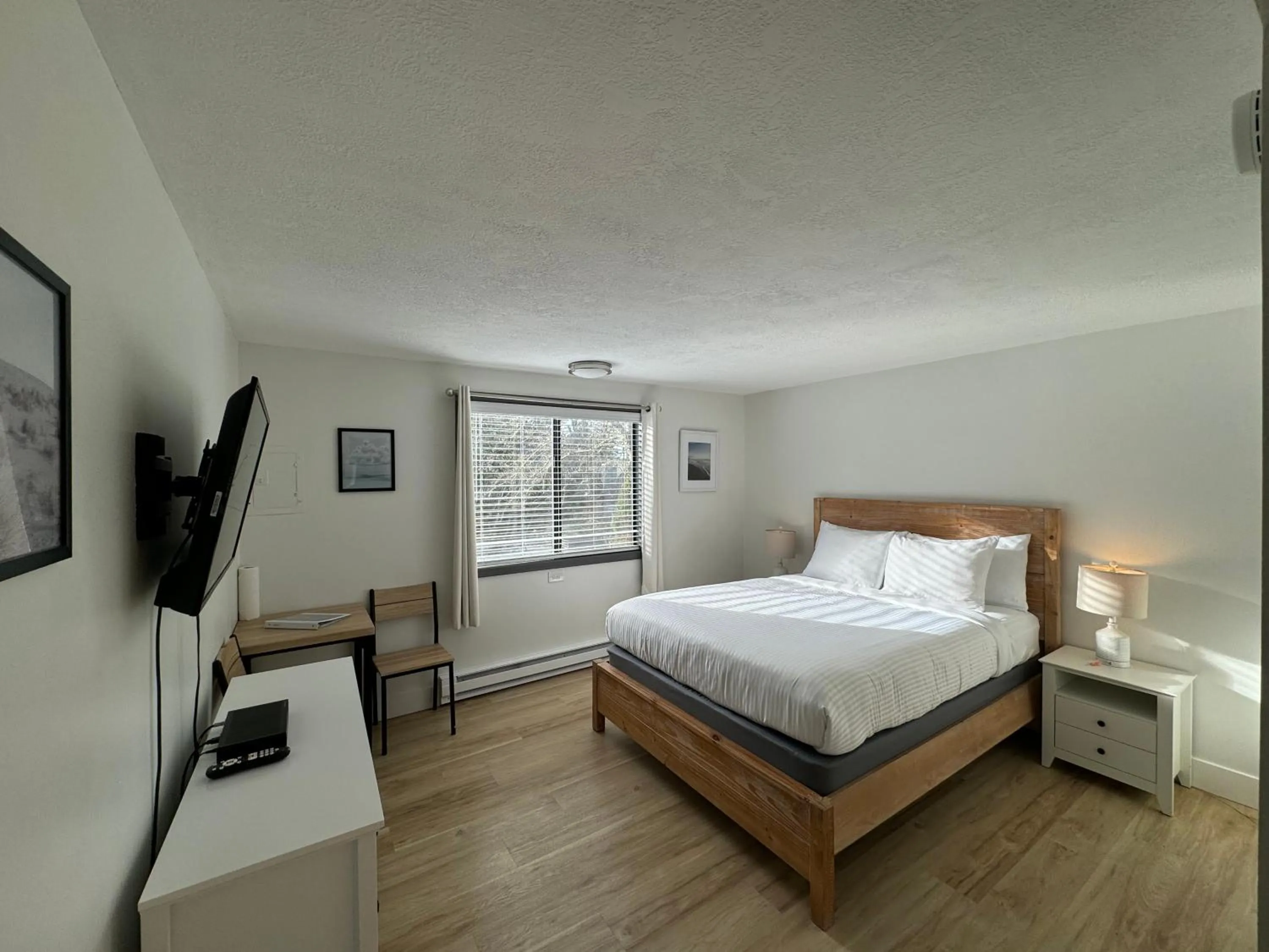 Photo of the whole room, Bed in San Dune Inn