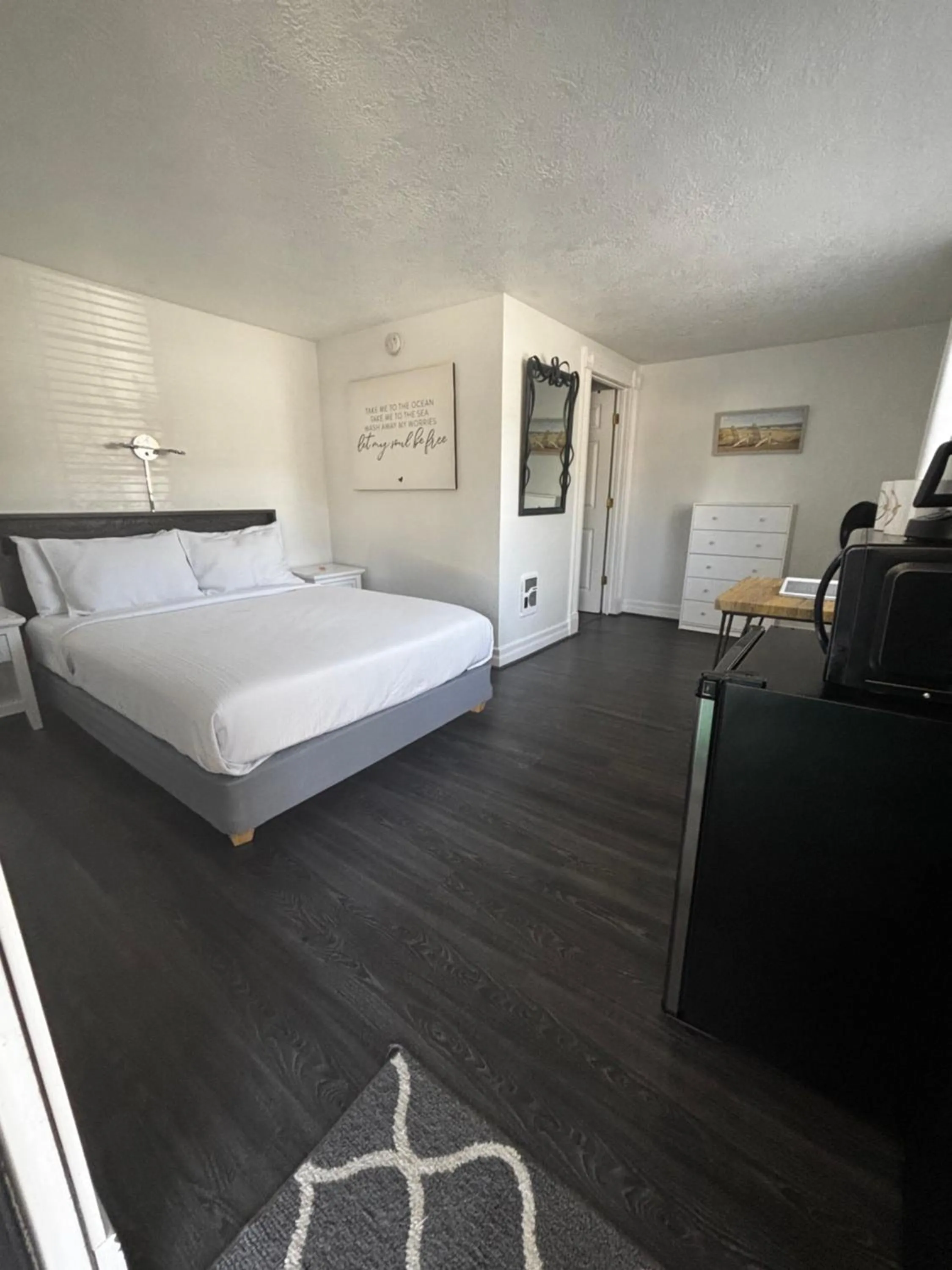 Photo of the whole room, Bed in San Dune Inn