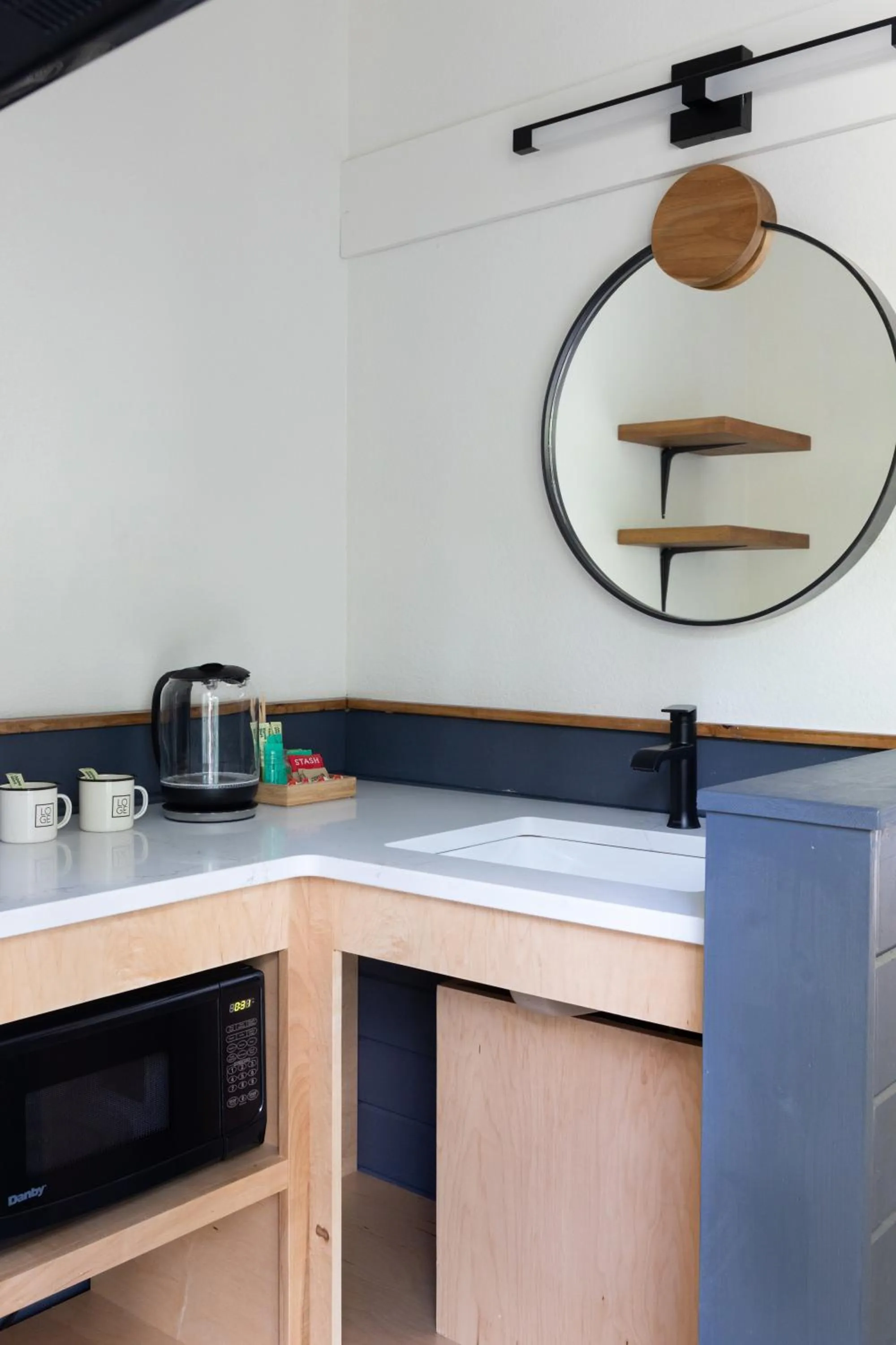 Kitchen or kitchenette in LOGE Leavenworth