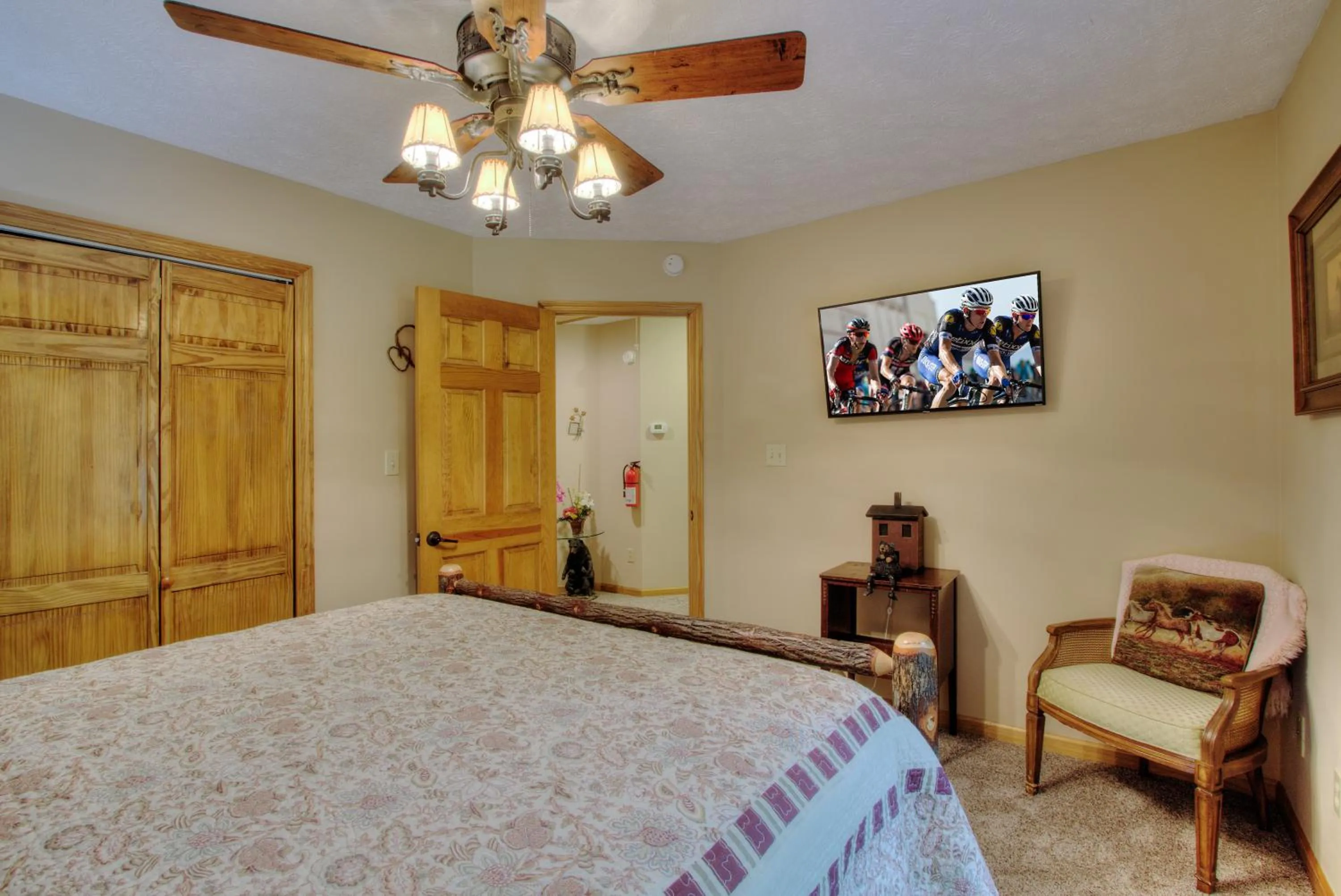 TV and multimedia, Bed in Gorgeous "Country Roads" by HoneyBearCabins 4BR 4BA, next to pool, easy drive, main strip location!