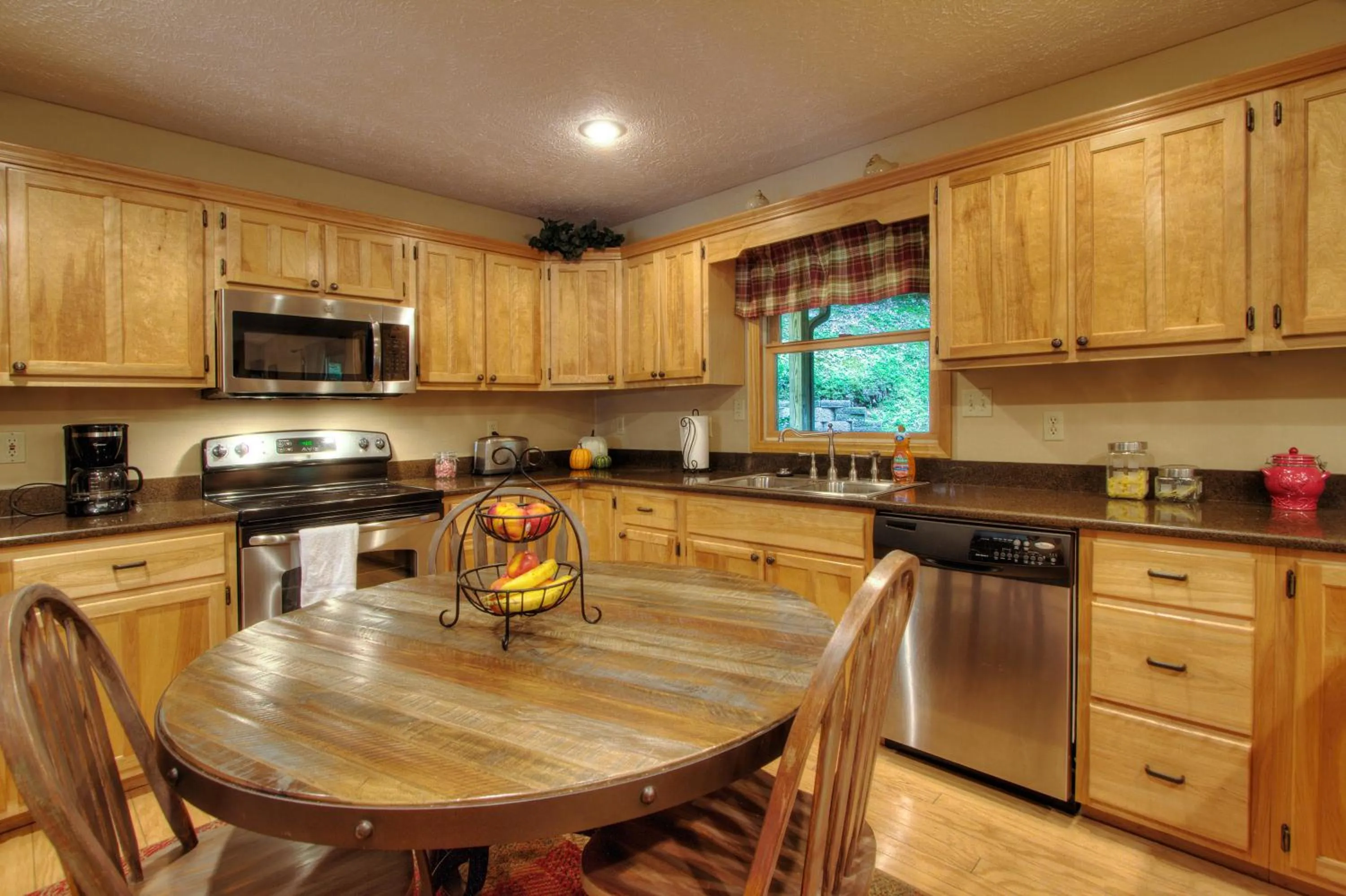 Kitchen or kitchenette in Gorgeous "Country Roads" by HoneyBearCabins 4BR 4BA, next to pool, easy drive, main strip location!