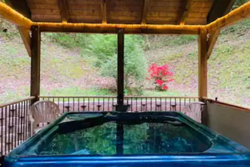 Hot Tub in Gorgeous "Country Roads" by HoneyBearCabins 4BR 4BA, next to pool, easy drive, main strip location!