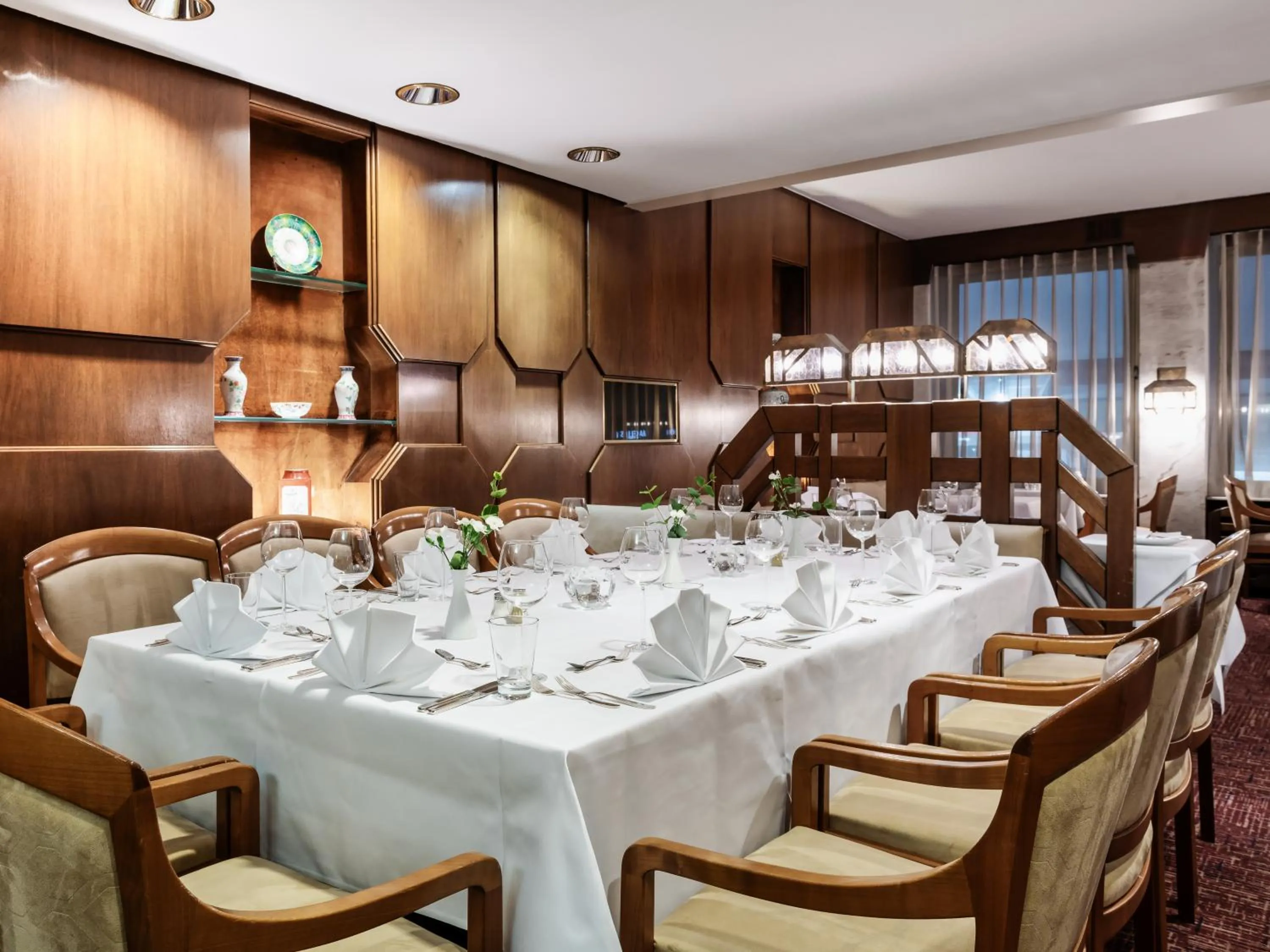 Restaurant/places to eat in Hotel Royal