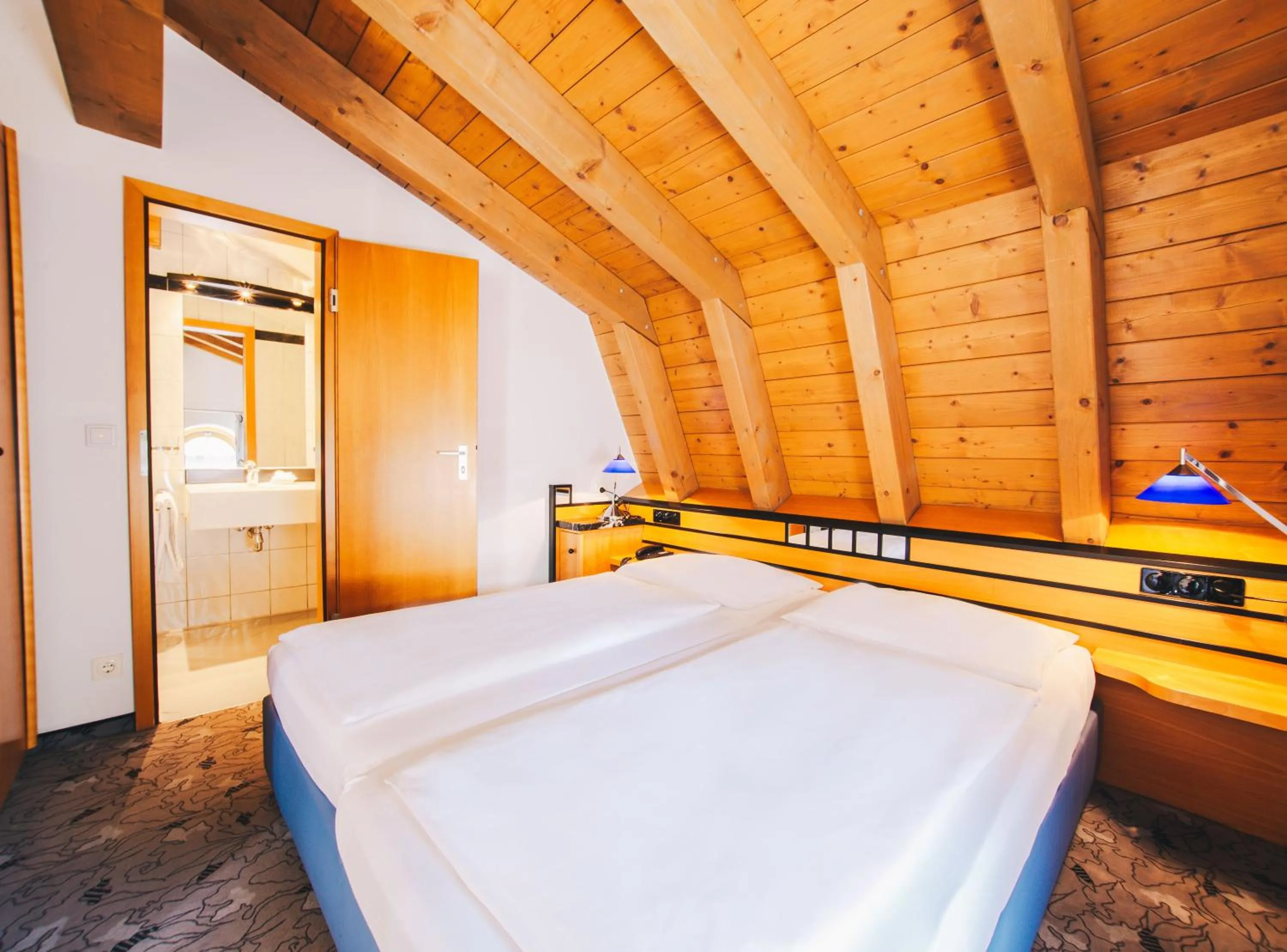 Bed in Villa Waldperlach by Blattl