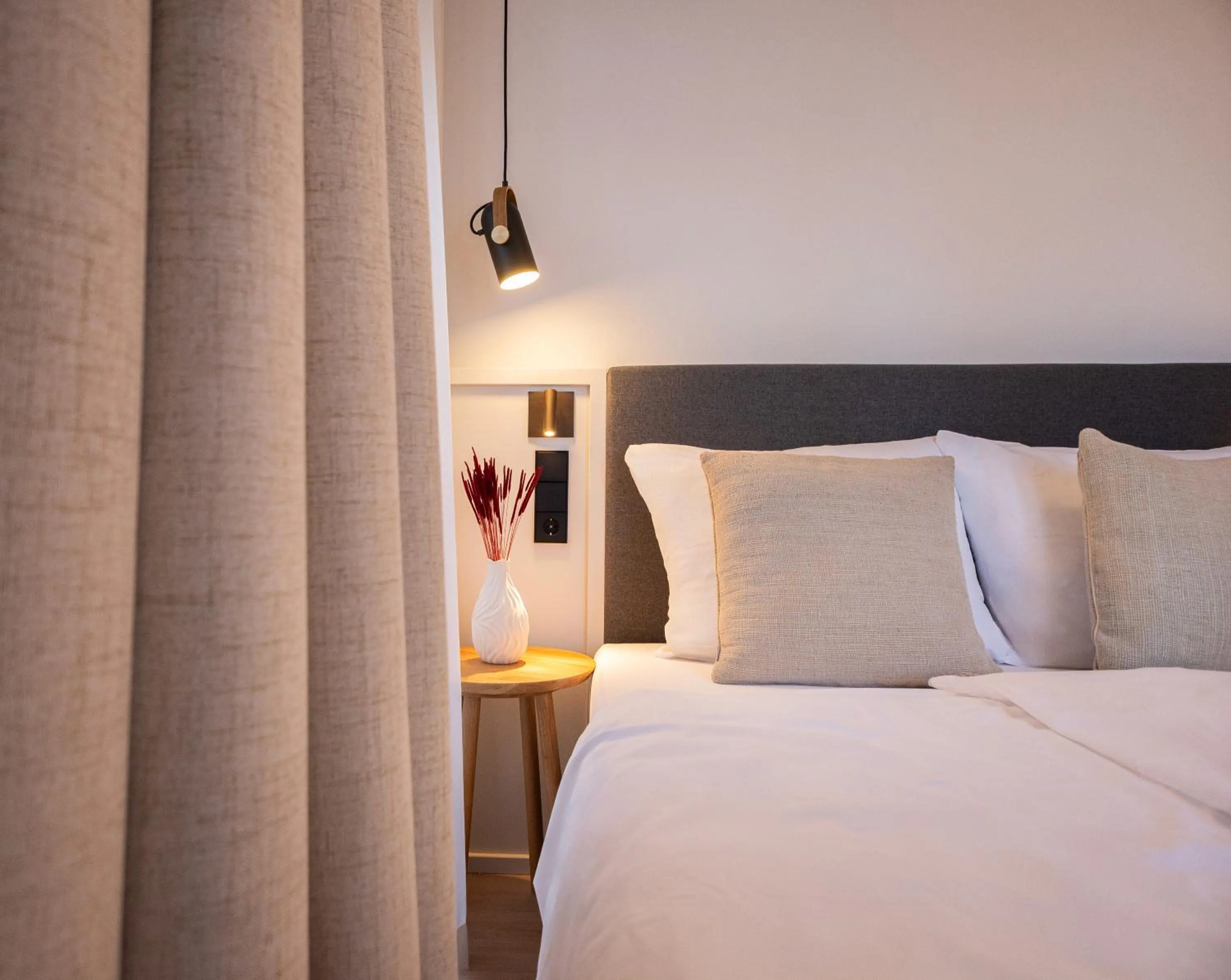 Bed in Villa Waldperlach by Blattl