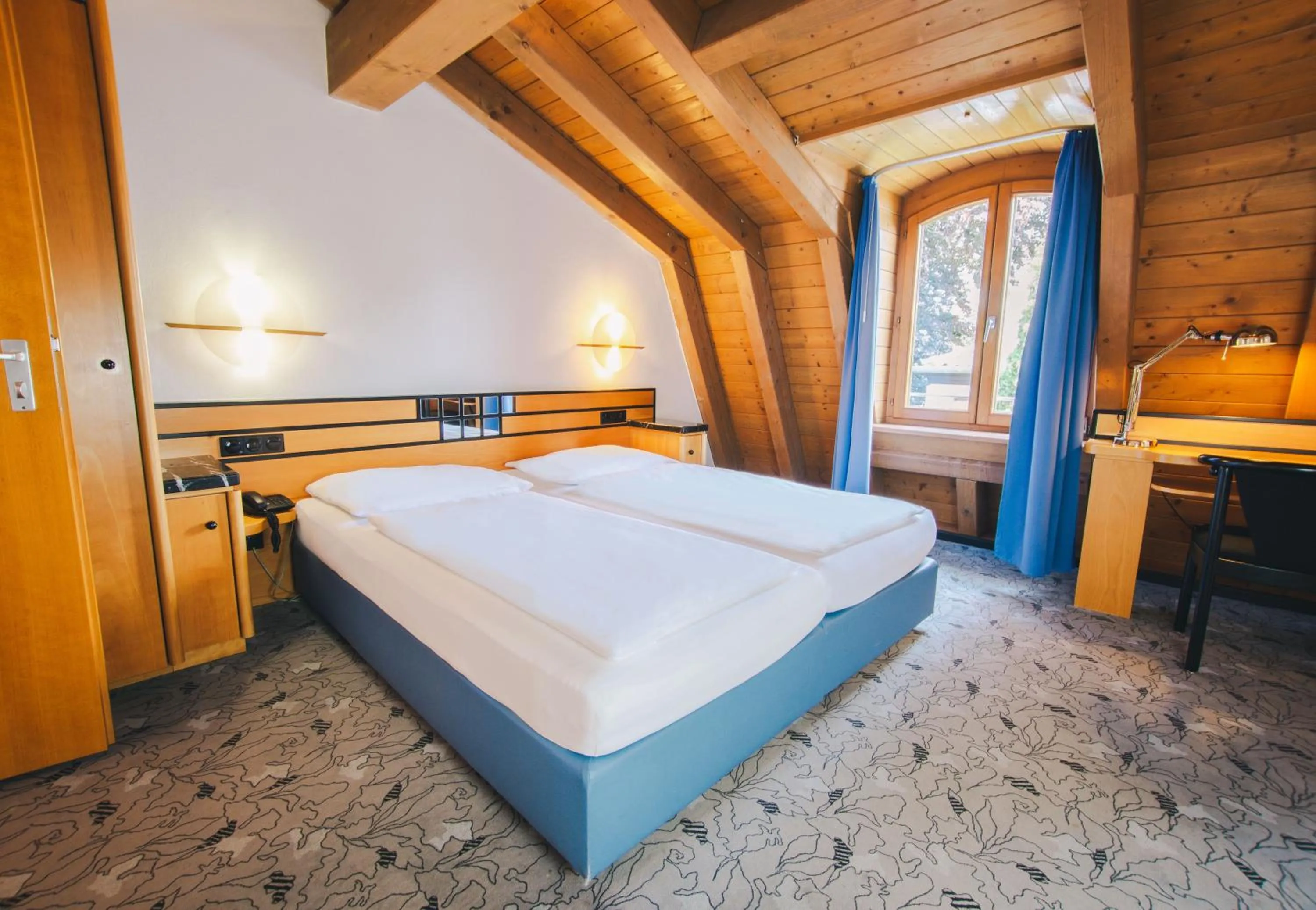 Bed in Villa Waldperlach by Blattl