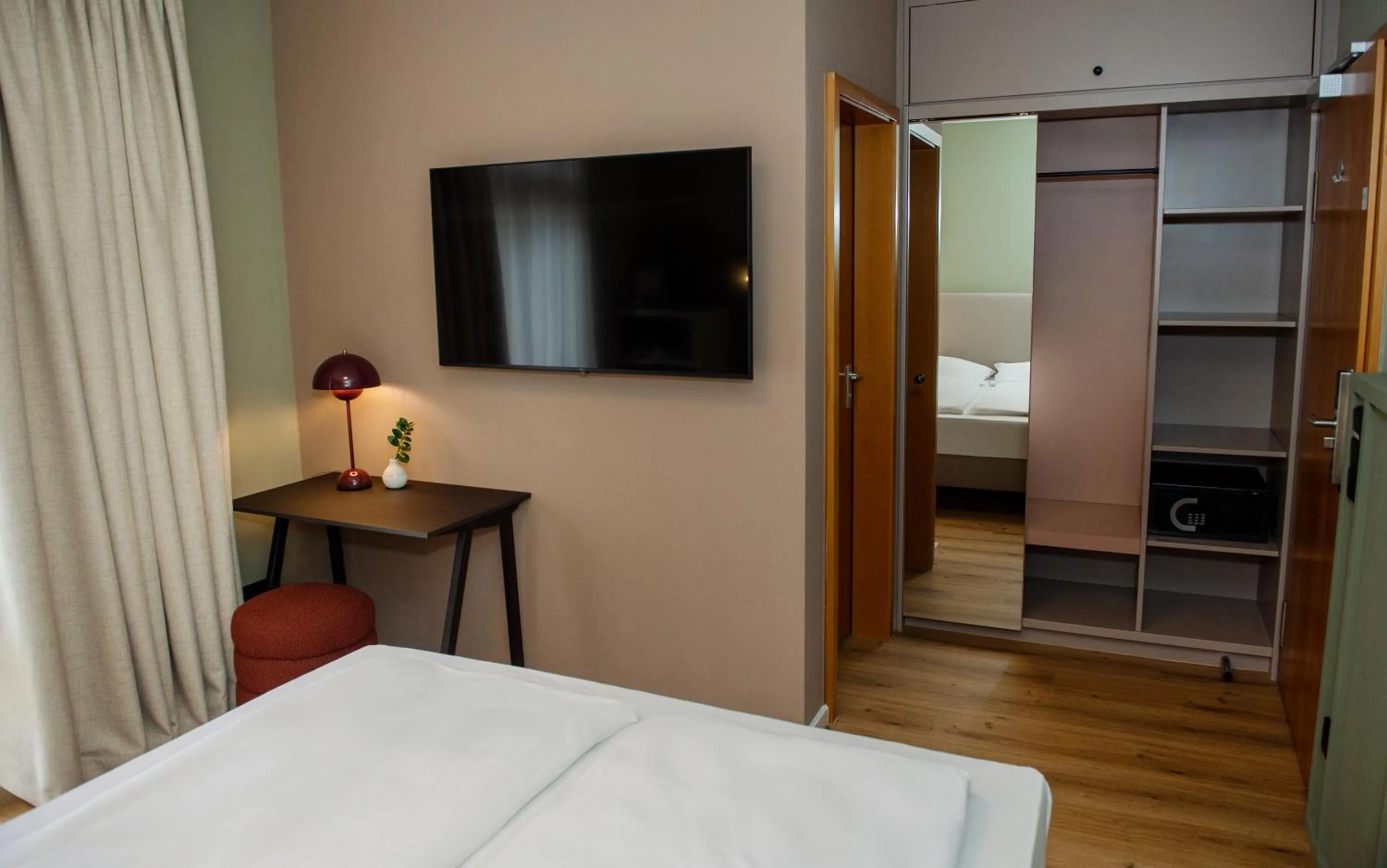 TV and multimedia, Bed in Villa Waldperlach by Blattl