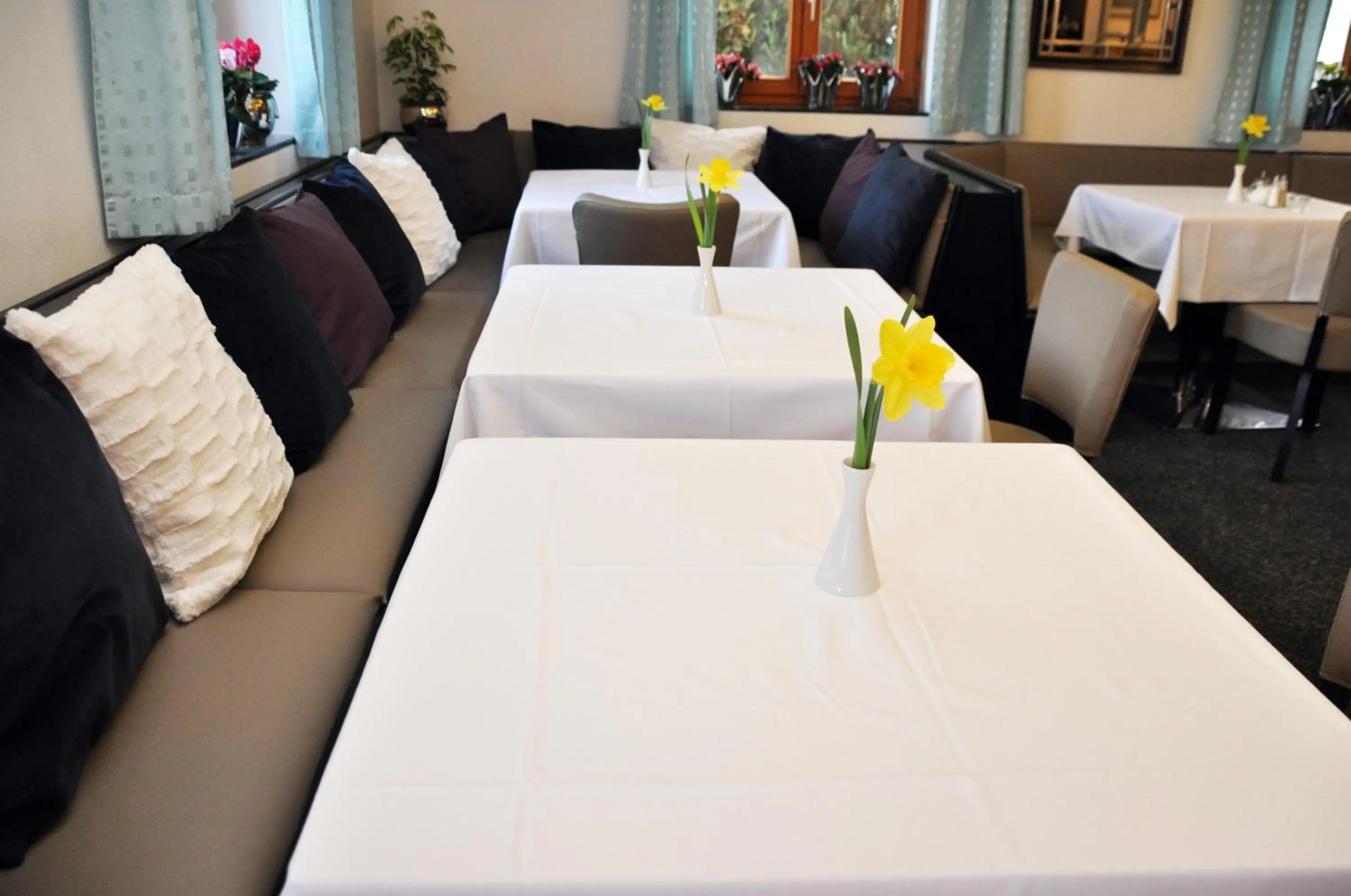 Breakfast in Villa Waldperlach by Blattl