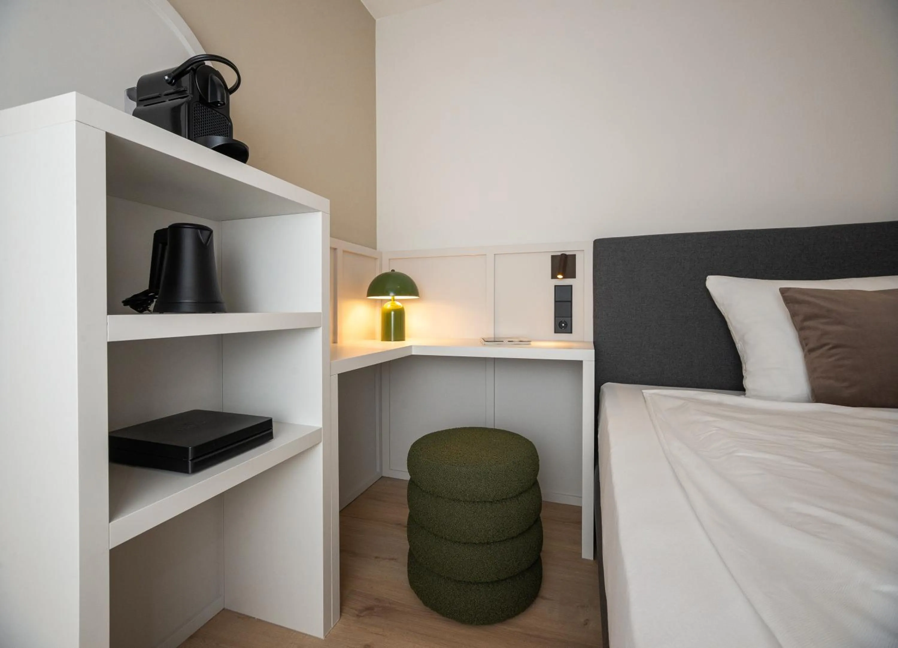 Bed in Villa Waldperlach by Blattl