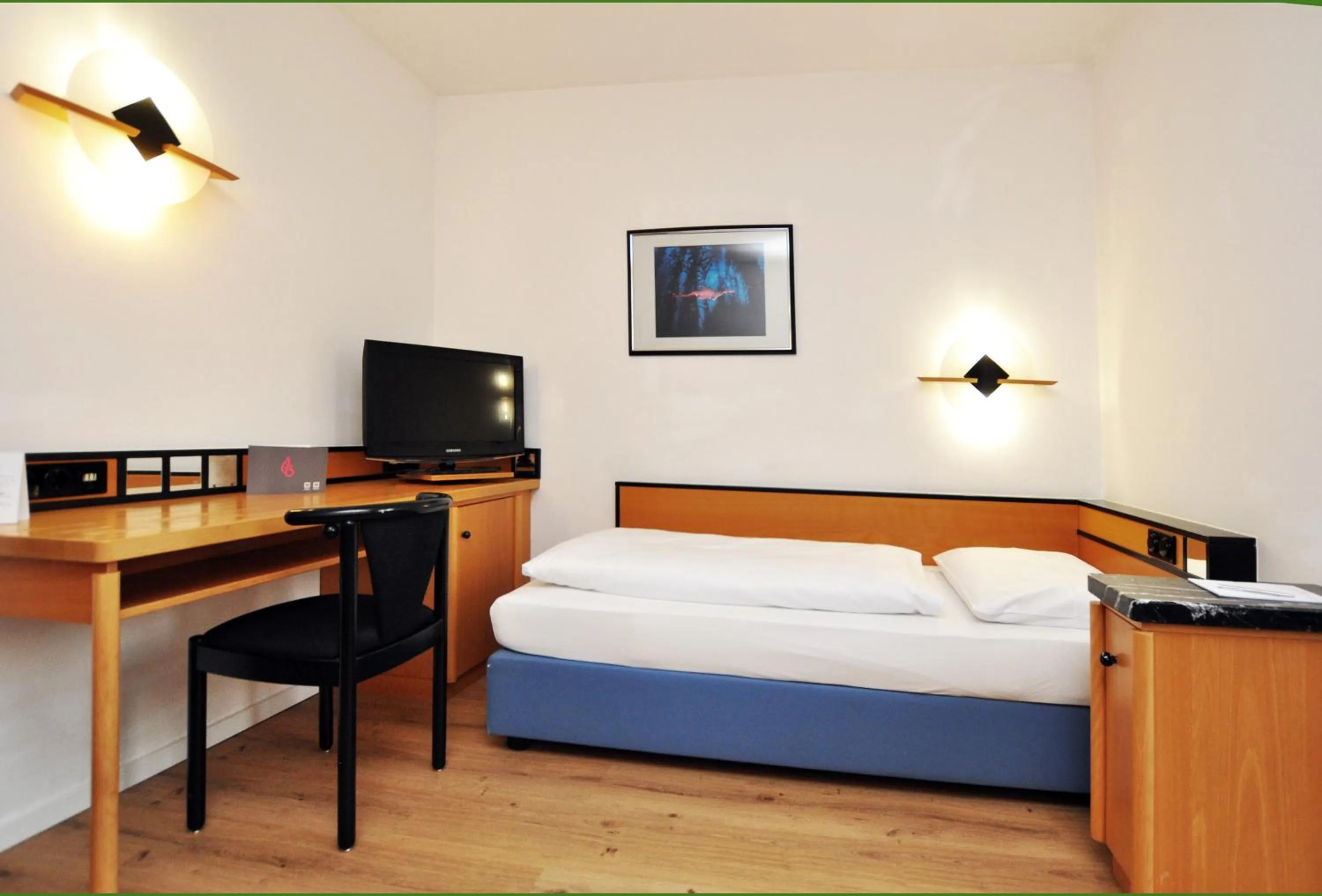 Photo of the whole room, Bed in Villa Waldperlach by Blattl