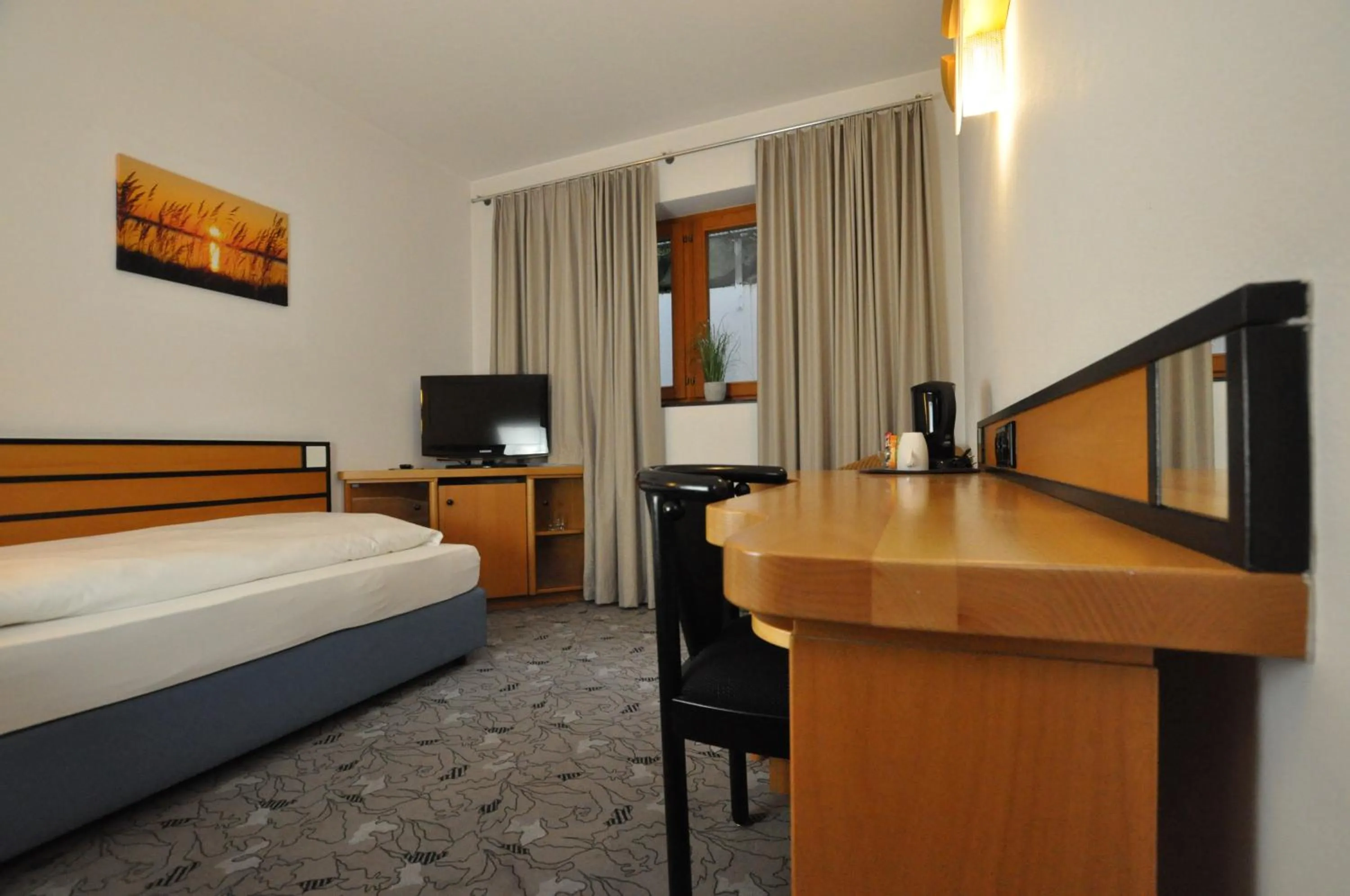 Photo of the whole room, Bed in Villa Waldperlach by Blattl