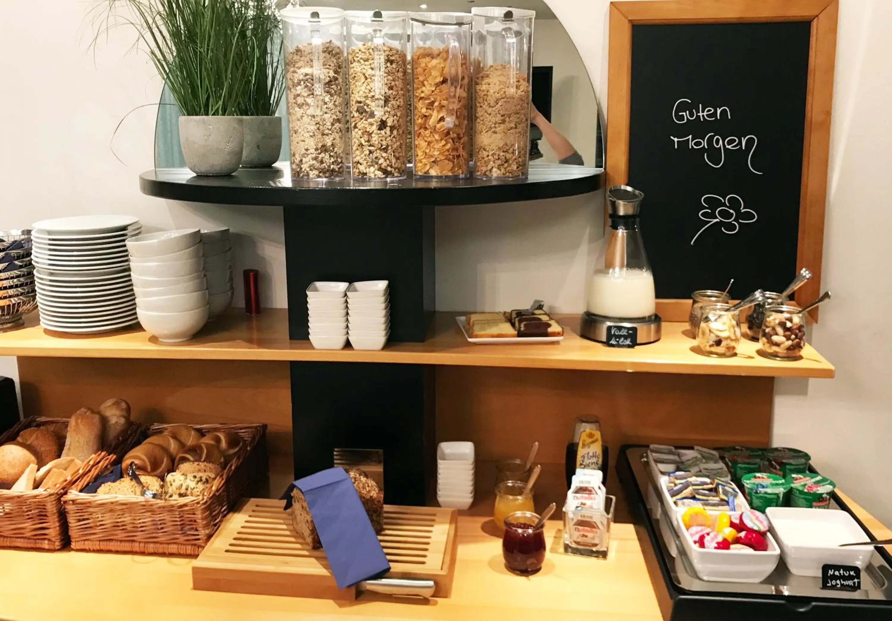 Breakfast in Villa Waldperlach by Blattl