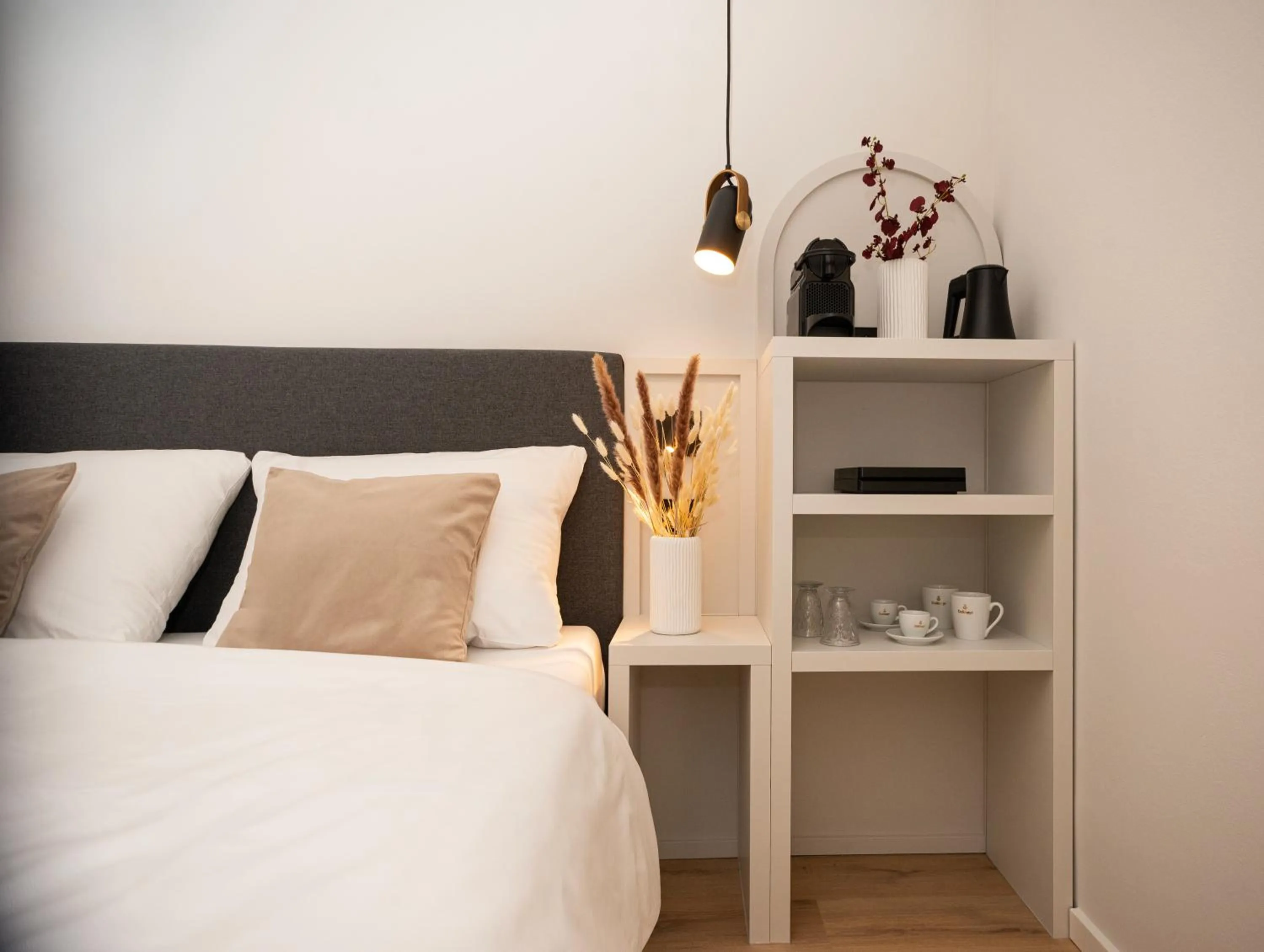 Bed in Villa Waldperlach by Blattl