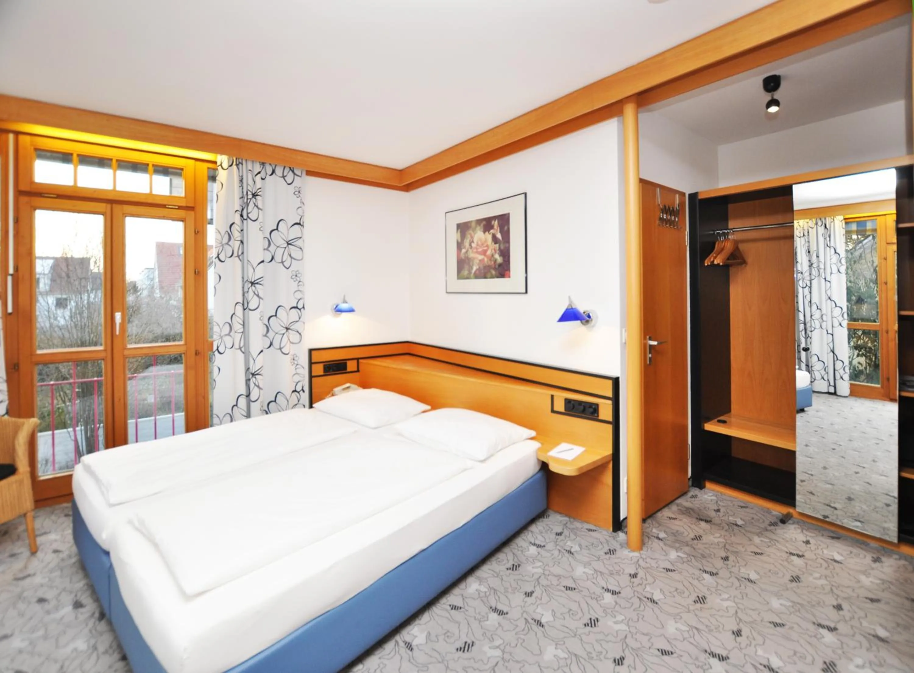 Photo of the whole room, Bed in Villa Waldperlach by Blattl