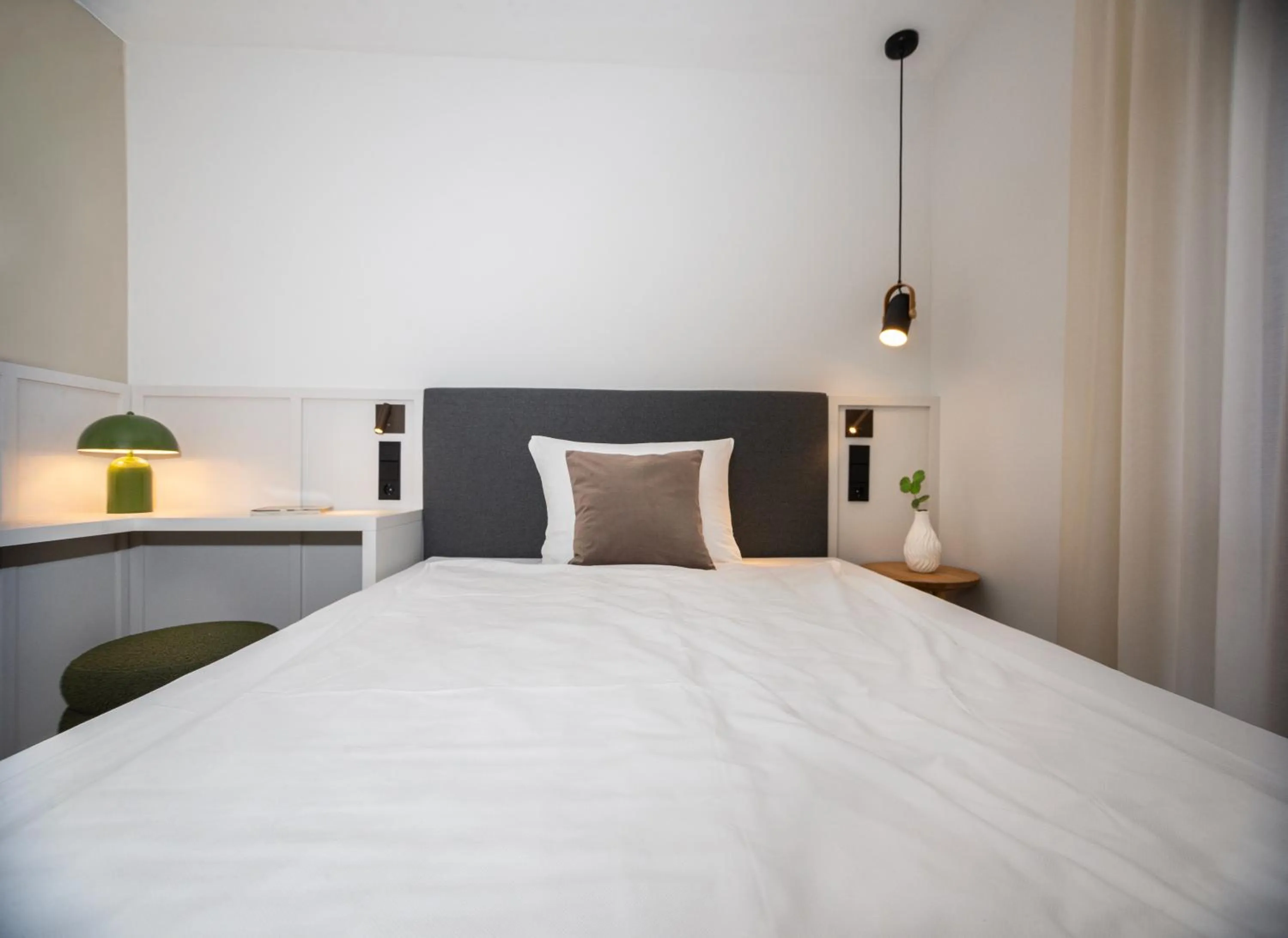 Bed in Villa Waldperlach by Blattl