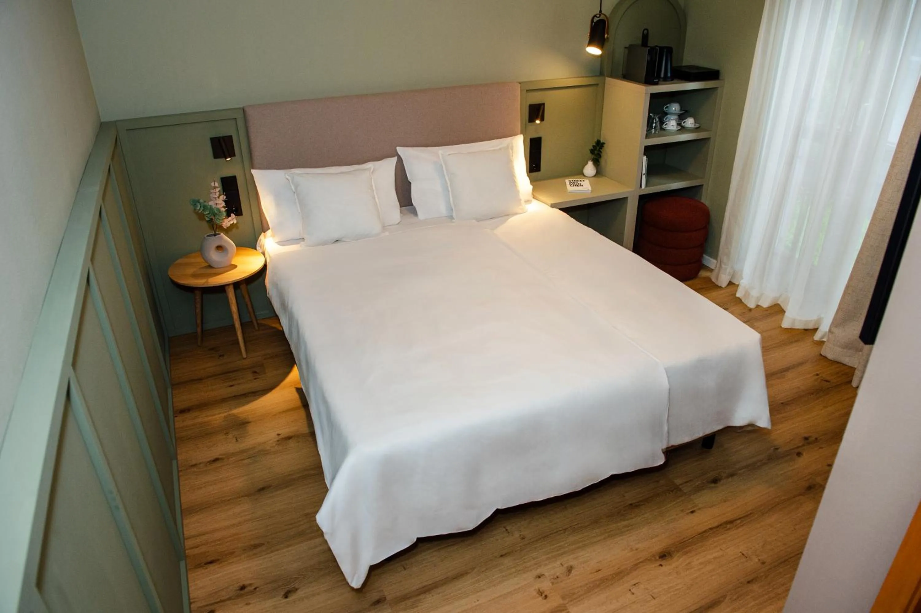 Bed in Villa Waldperlach by Blattl