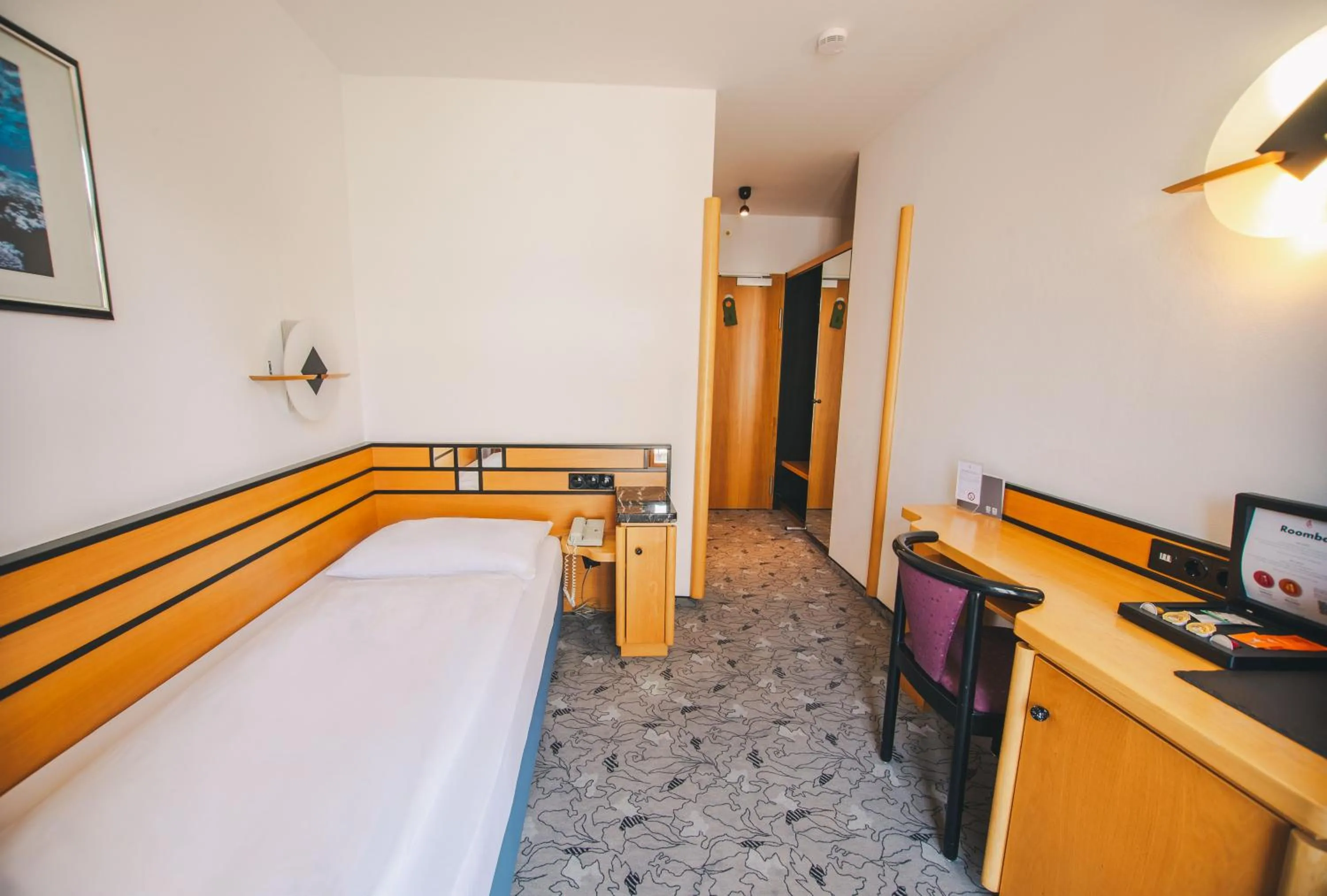 Photo of the whole room, Bed in Villa Waldperlach by Blattl