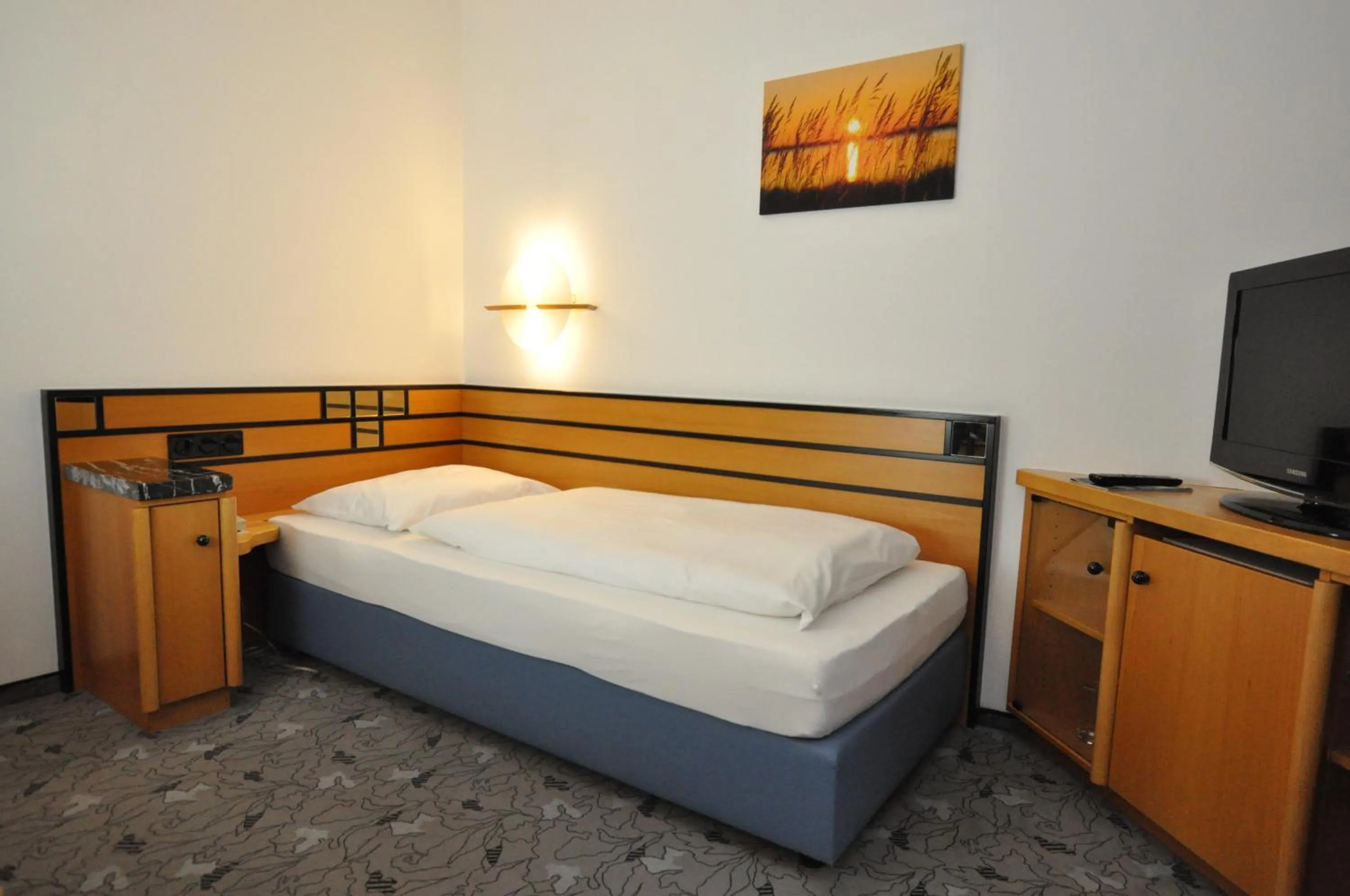 Bed in Villa Waldperlach by Blattl