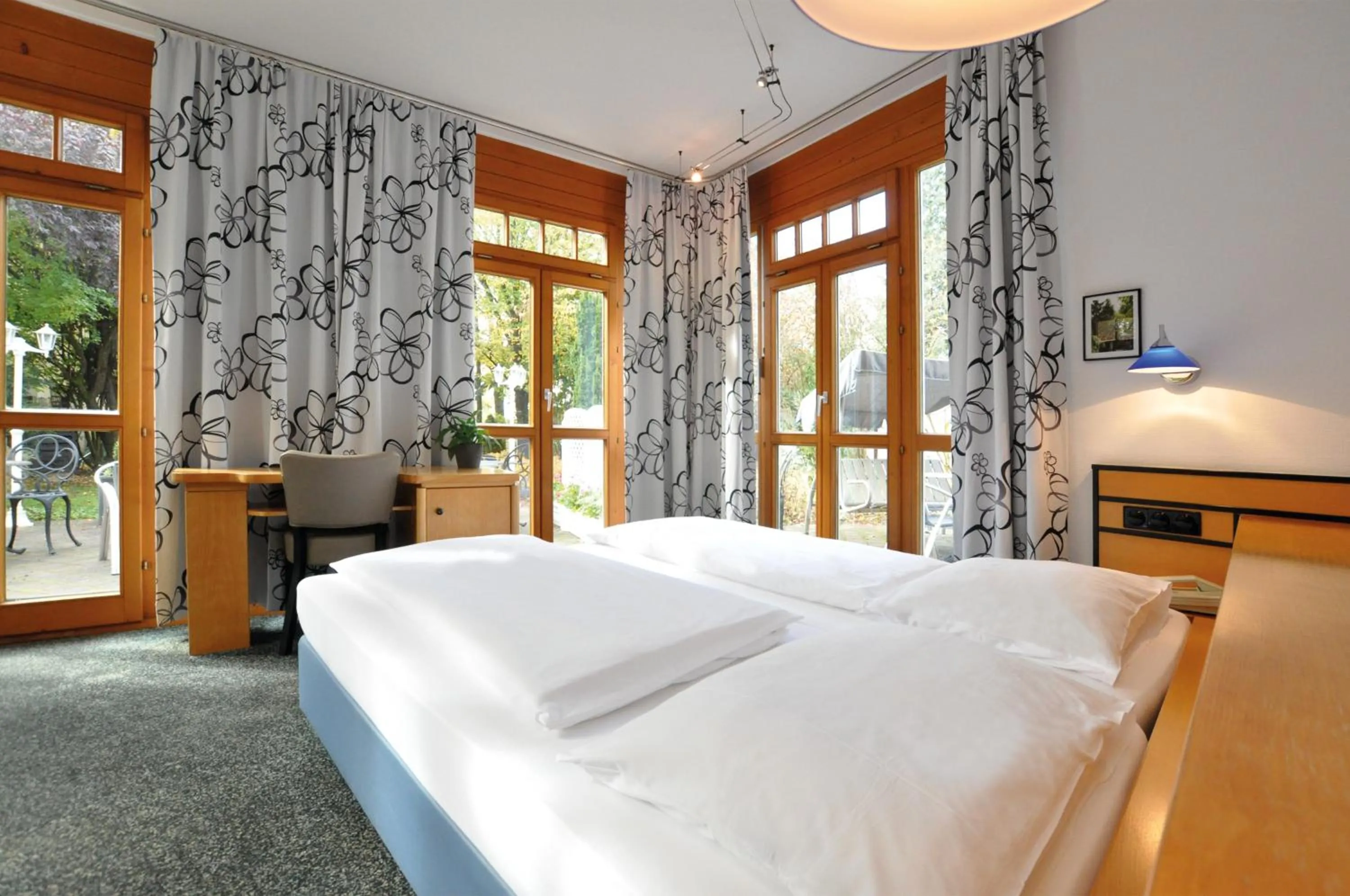 Photo of the whole room, Bed in Villa Waldperlach by Blattl