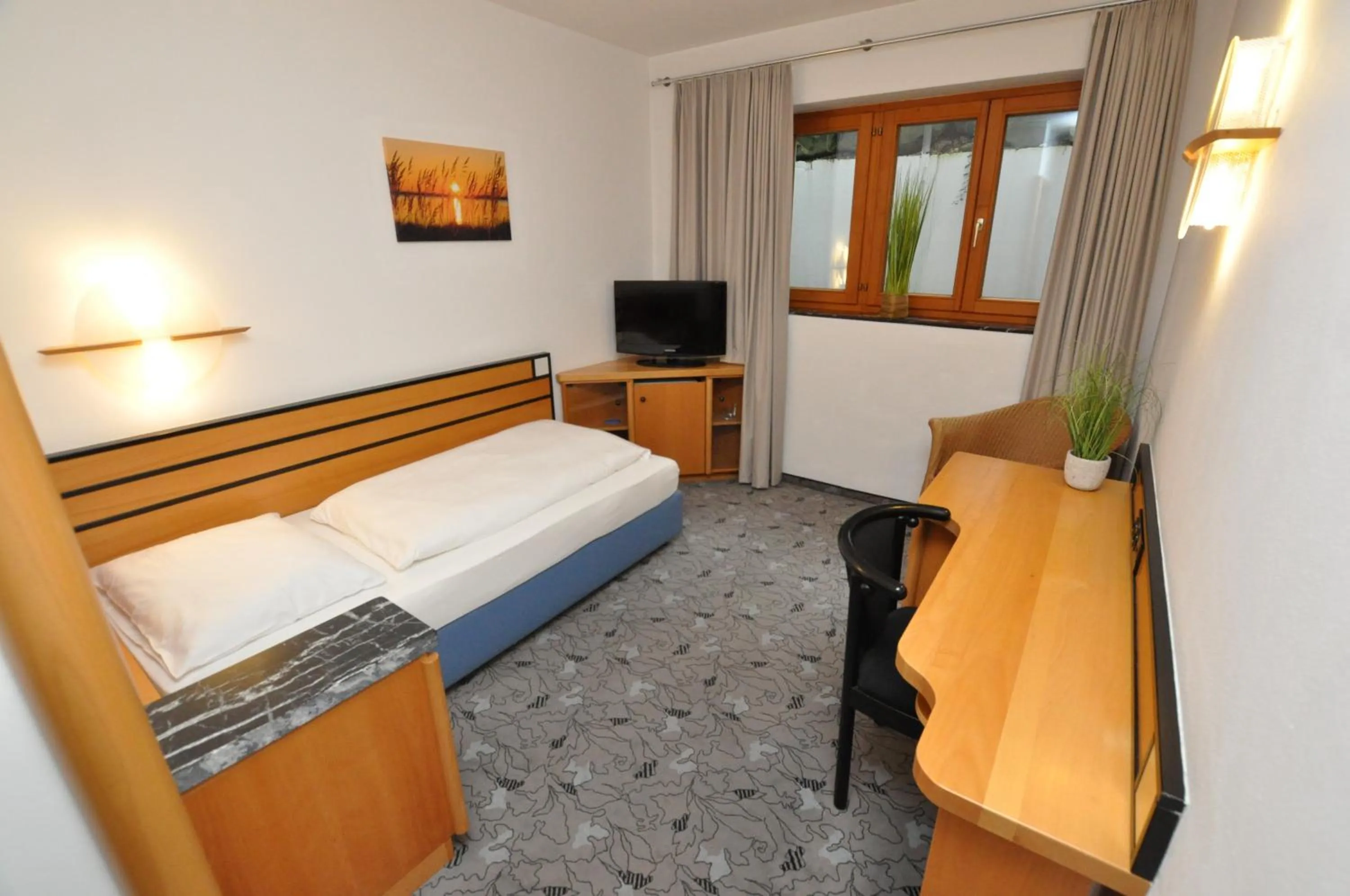 Photo of the whole room, Bed in Villa Waldperlach by Blattl