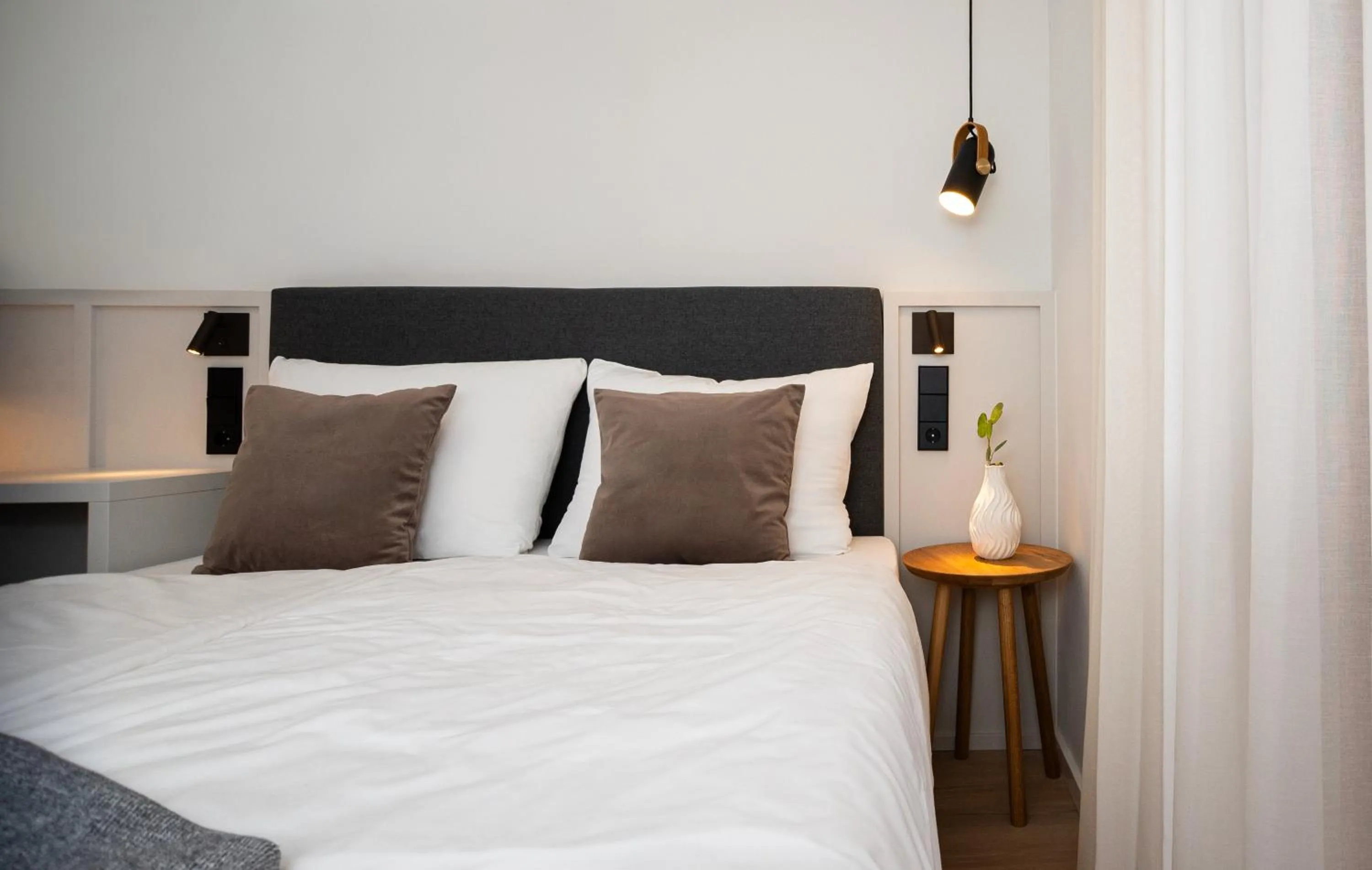 Bed in Villa Waldperlach by Blattl