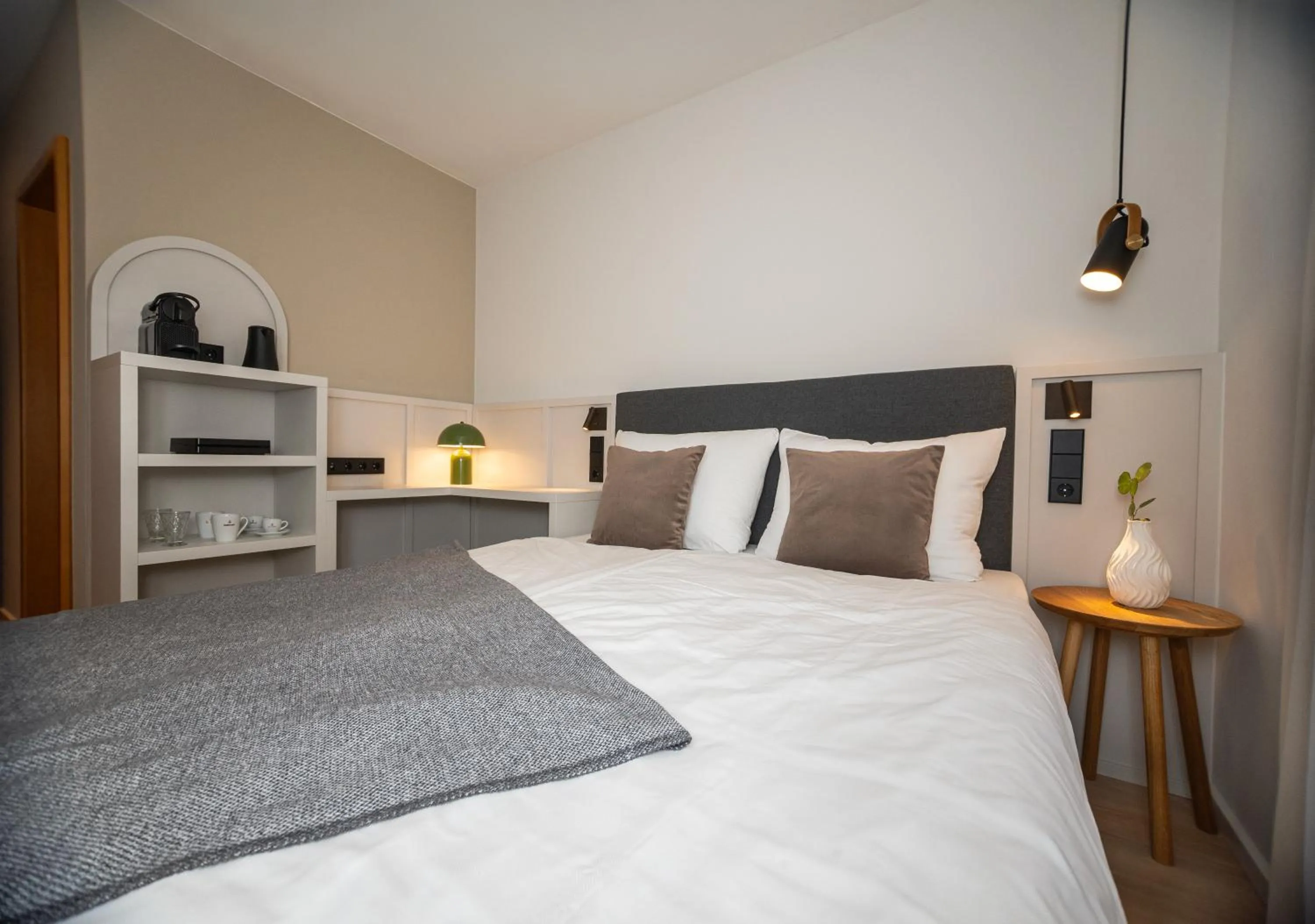 Bed in Villa Waldperlach by Blattl