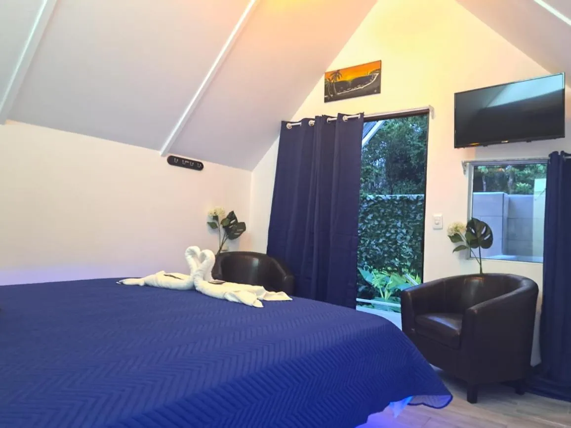 Communal lounge/ TV room, Bed in HOTEL, VILLAS y GLAMPINGS MYA -PUERTO VIEJO, Limon, CR