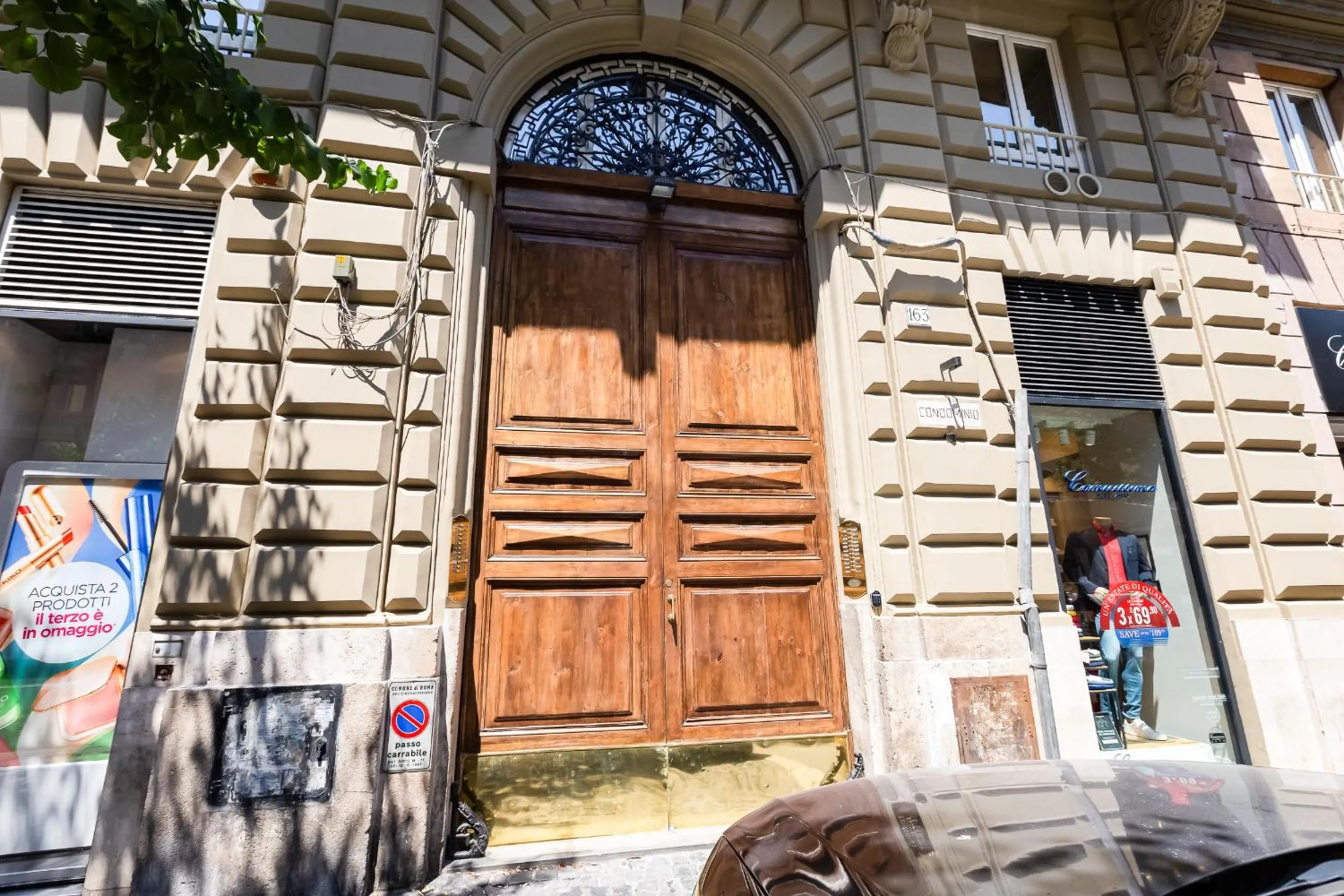 Facade/entrance in UnoSeiTre - Luxury Apartment & Suite