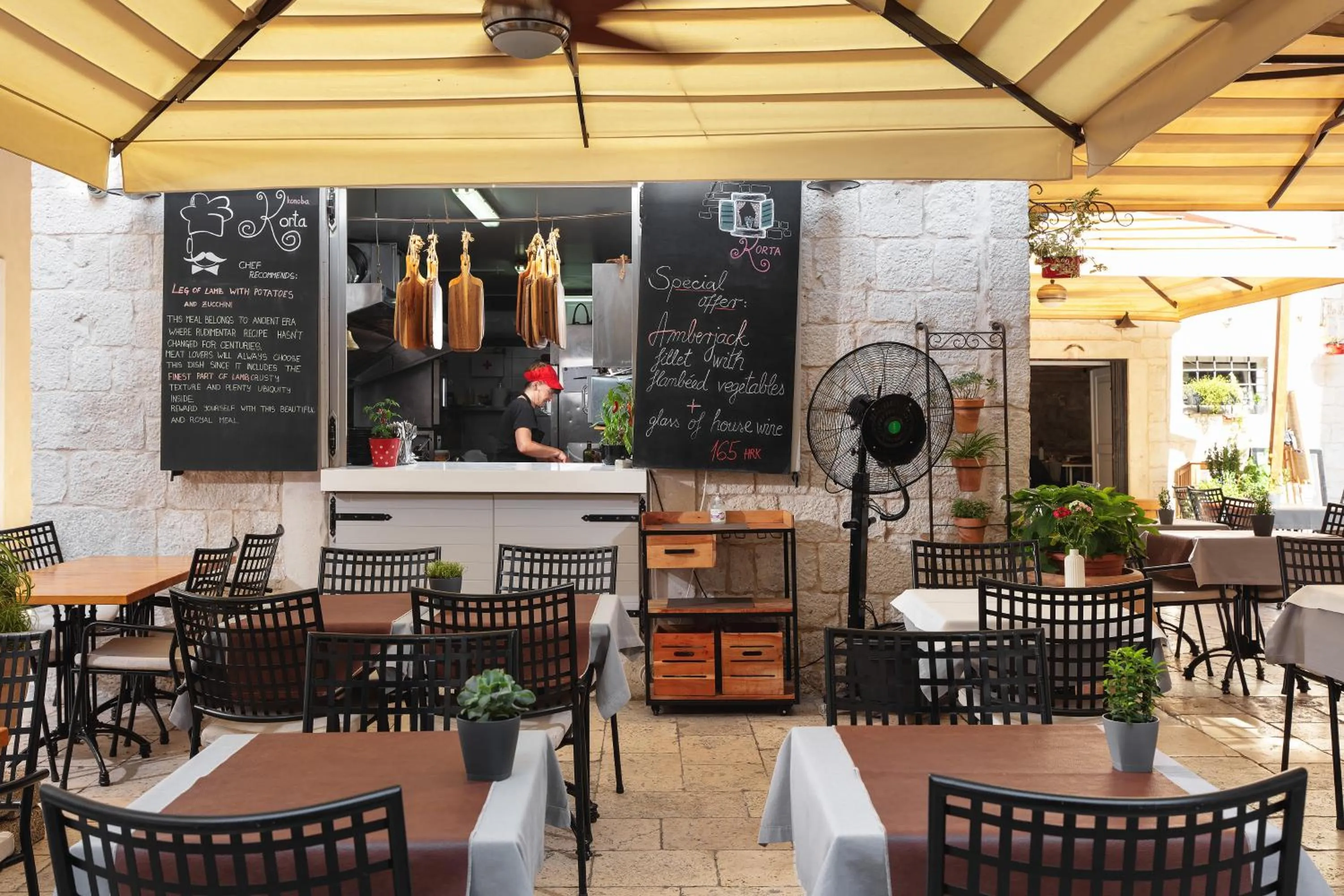 Restaurant/places to eat in Aborda Rooms