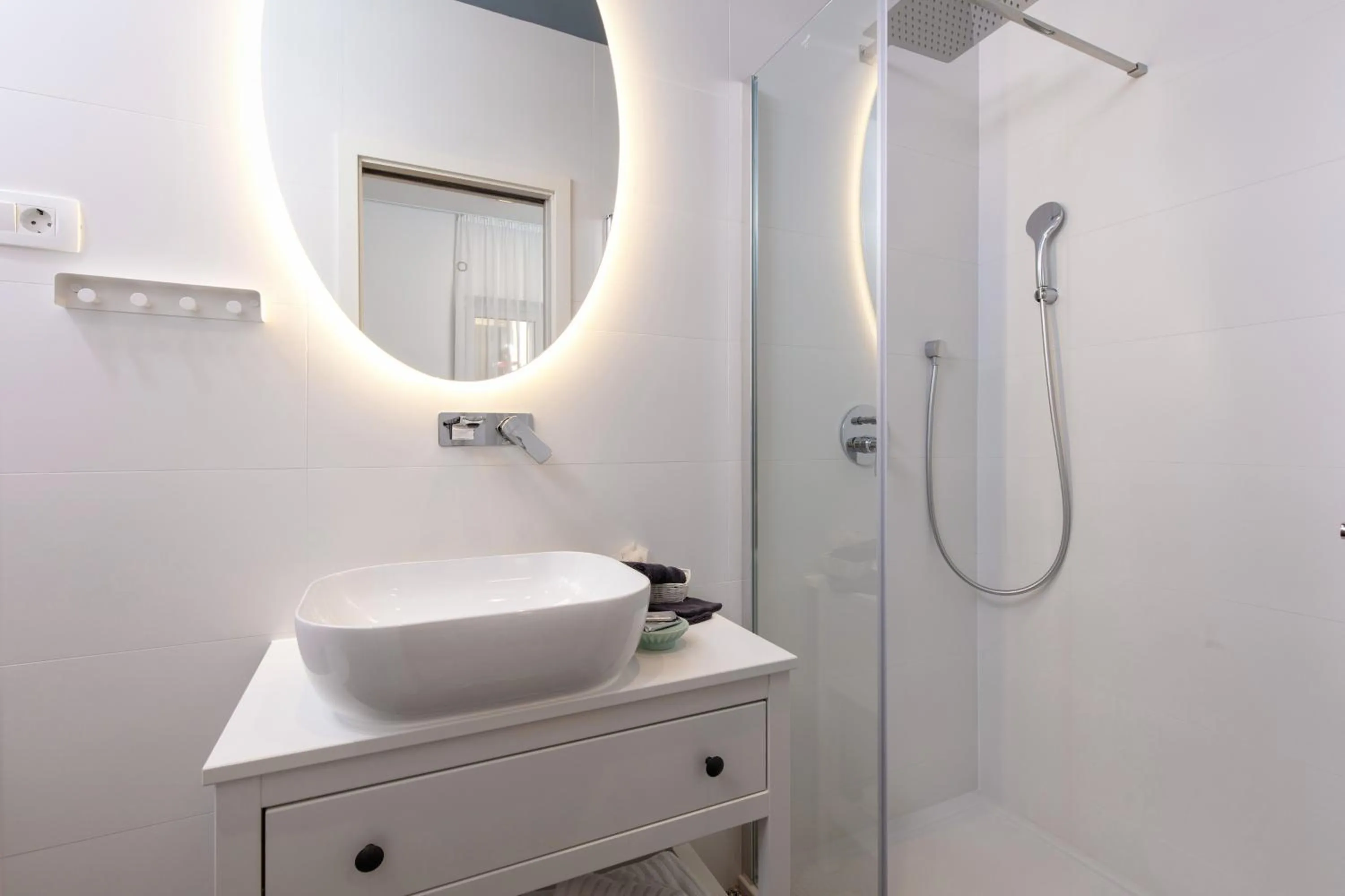 Shower in Aborda Rooms